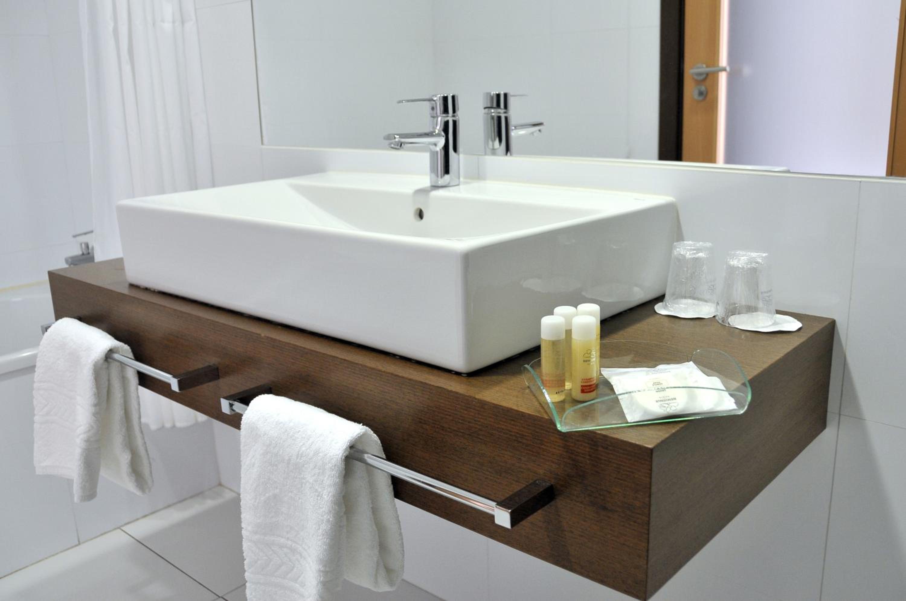 Double/Twin Room with Sea View thumbnail 6