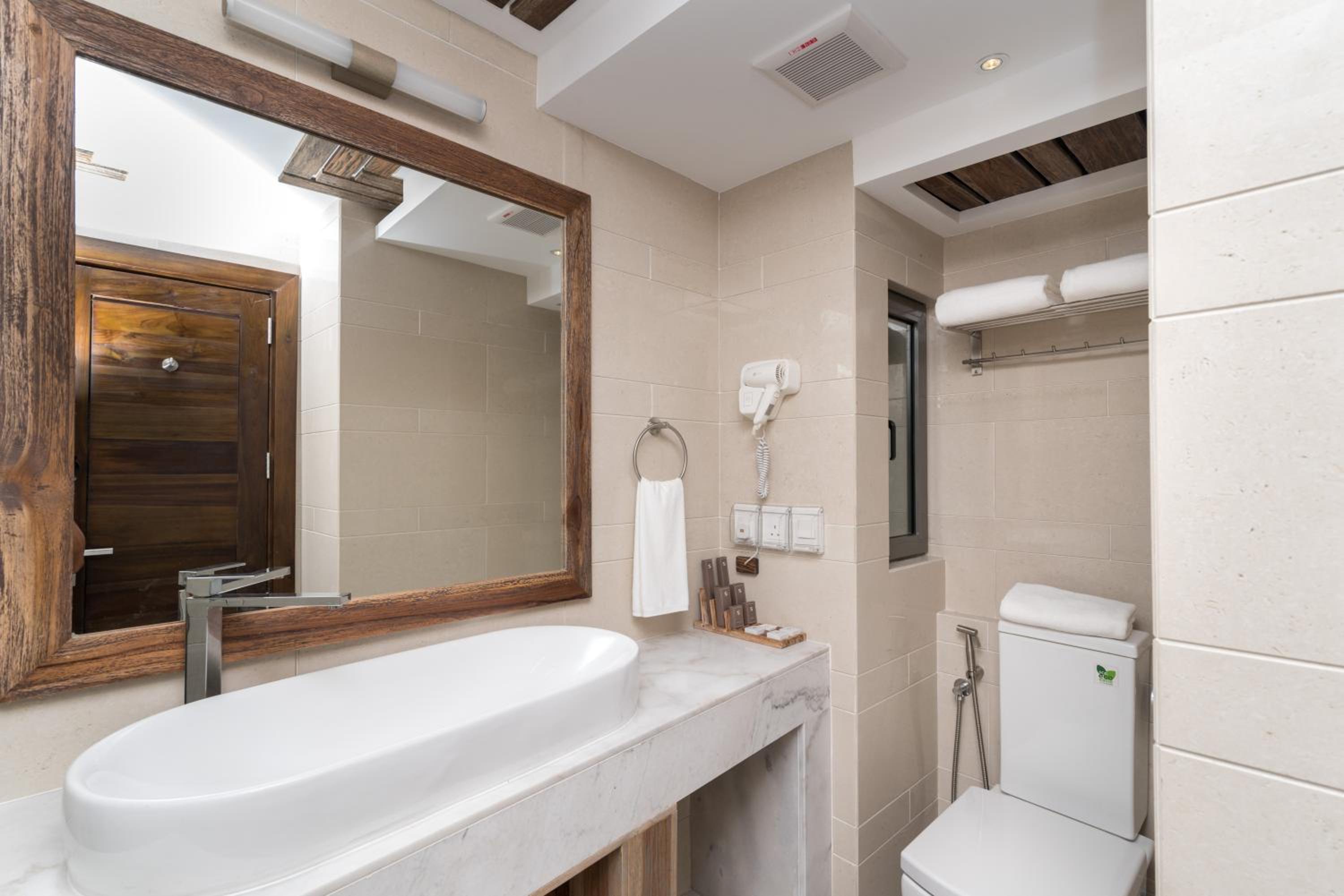 Executive Suite with Balcony (Free Return Airport Transfer) - Photo 18