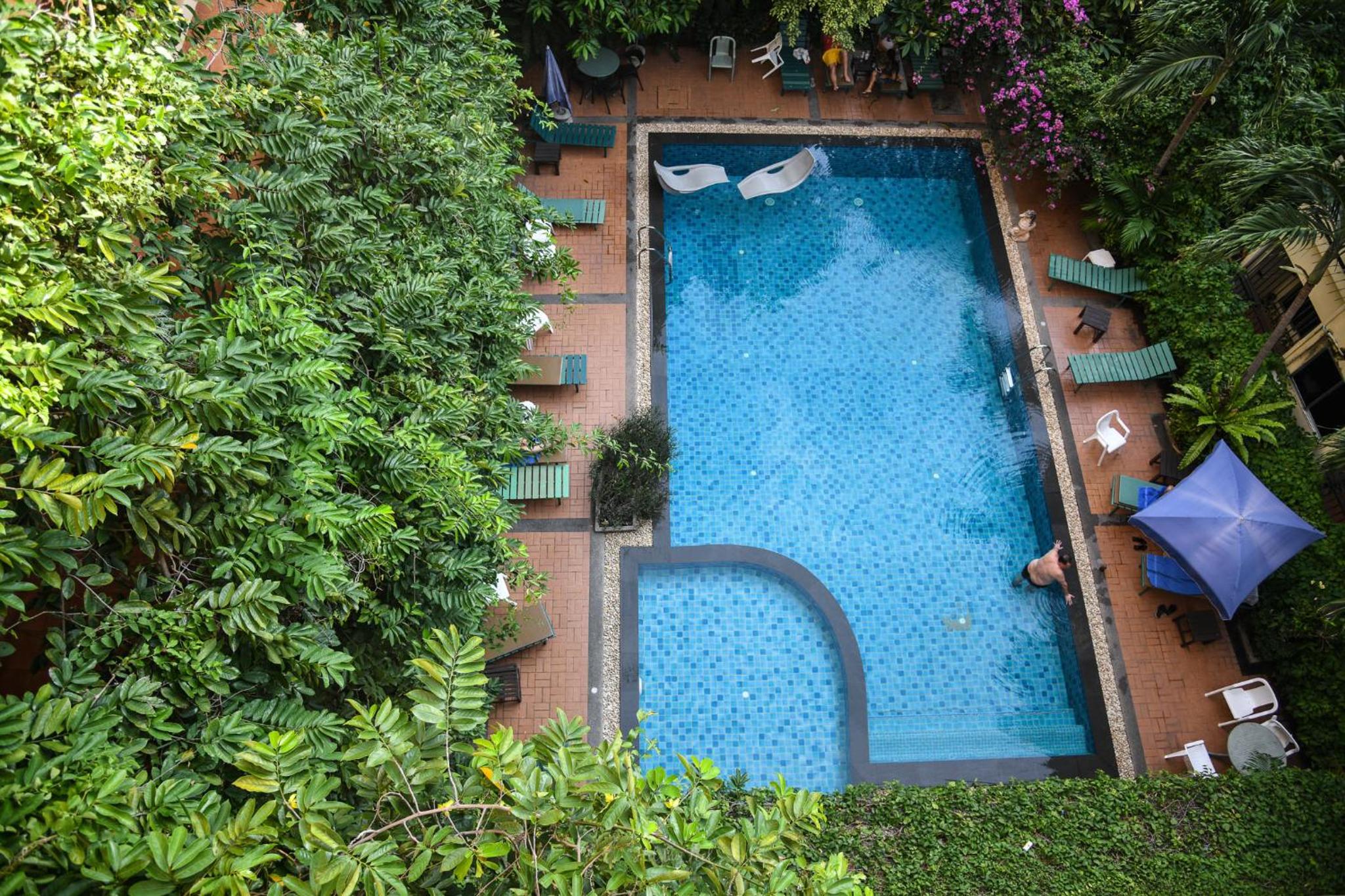 Double Room with Pool View - Photo 6