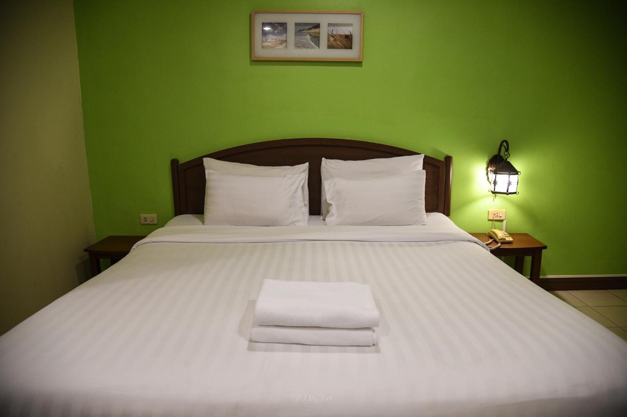 Double Room with Pool View - Photo 7