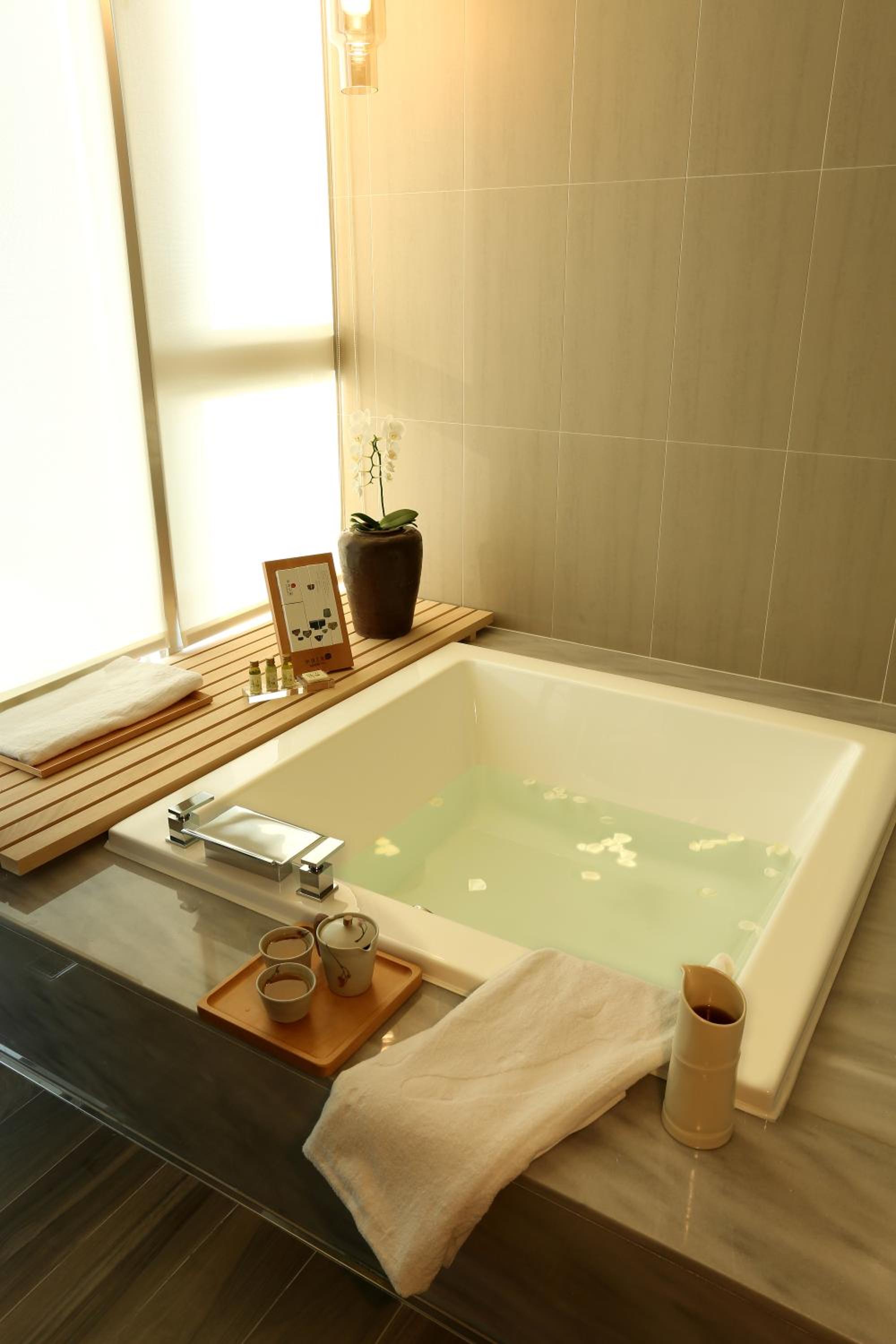 Standard Twin Room with Bath - Photo 9