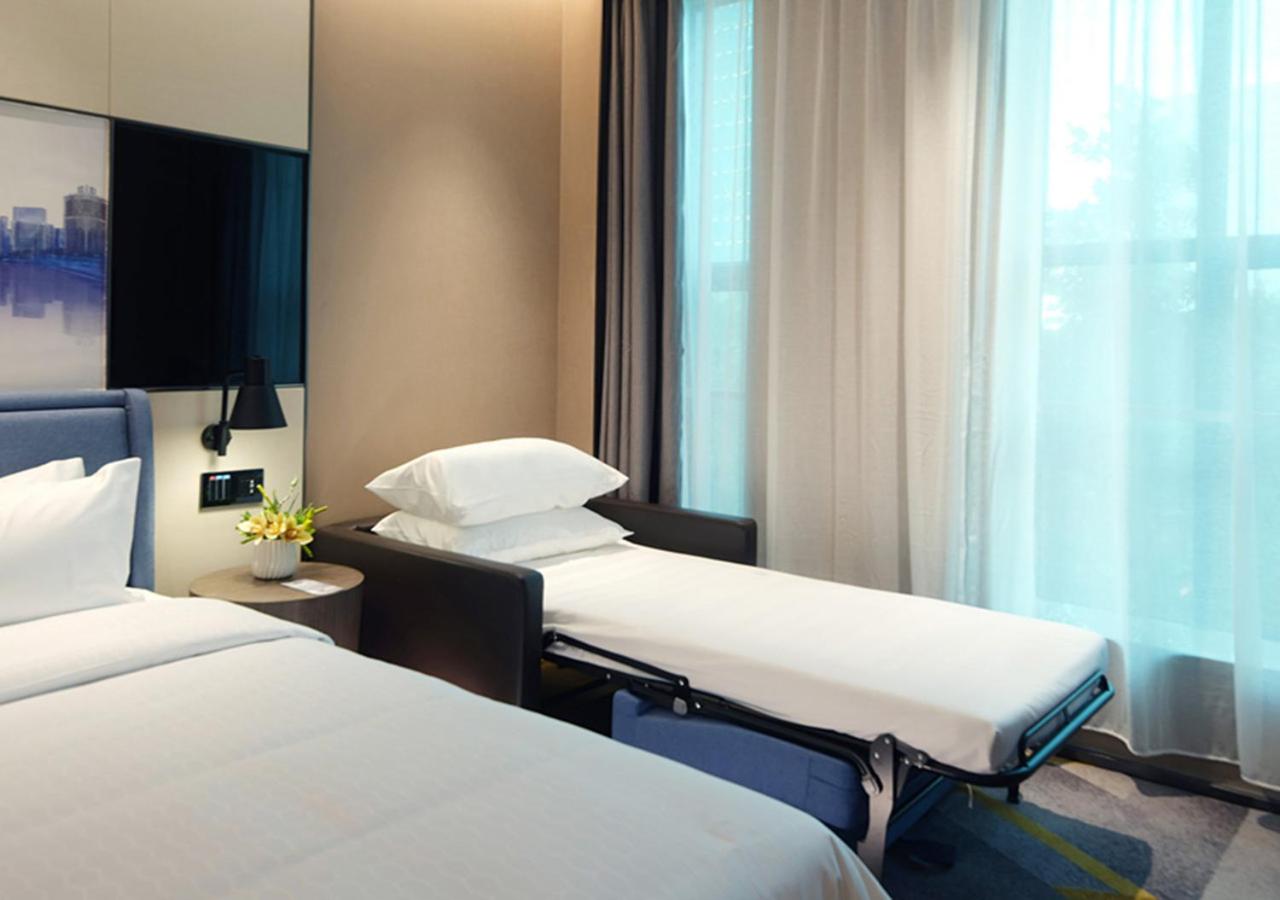 Deluxe king bed room - Photo 6