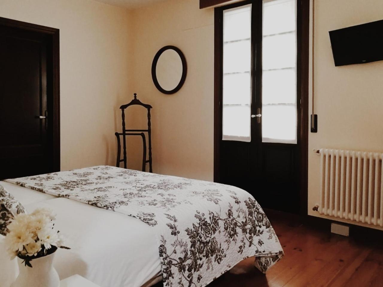Double or Twin Room - Photo 6