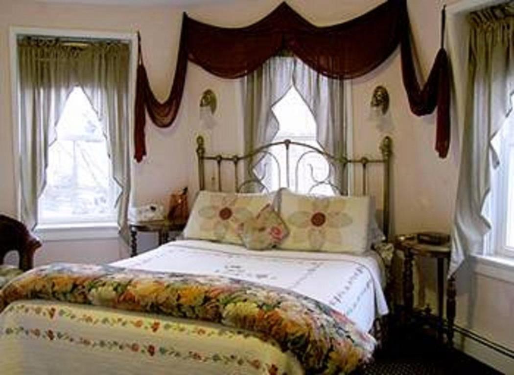 Queen Room with Twin Bed photo 2