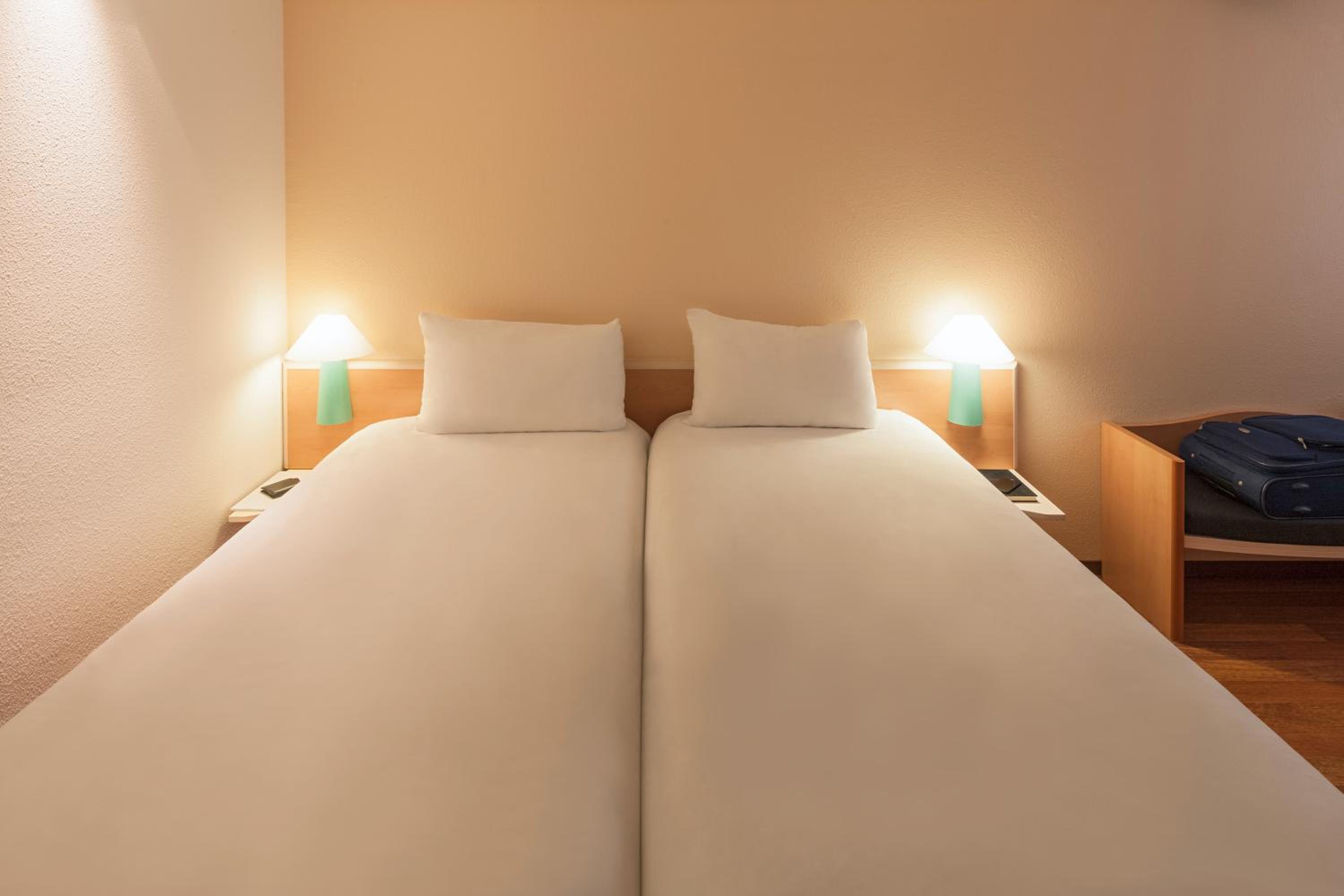 Standard Twin Room - Photo 1