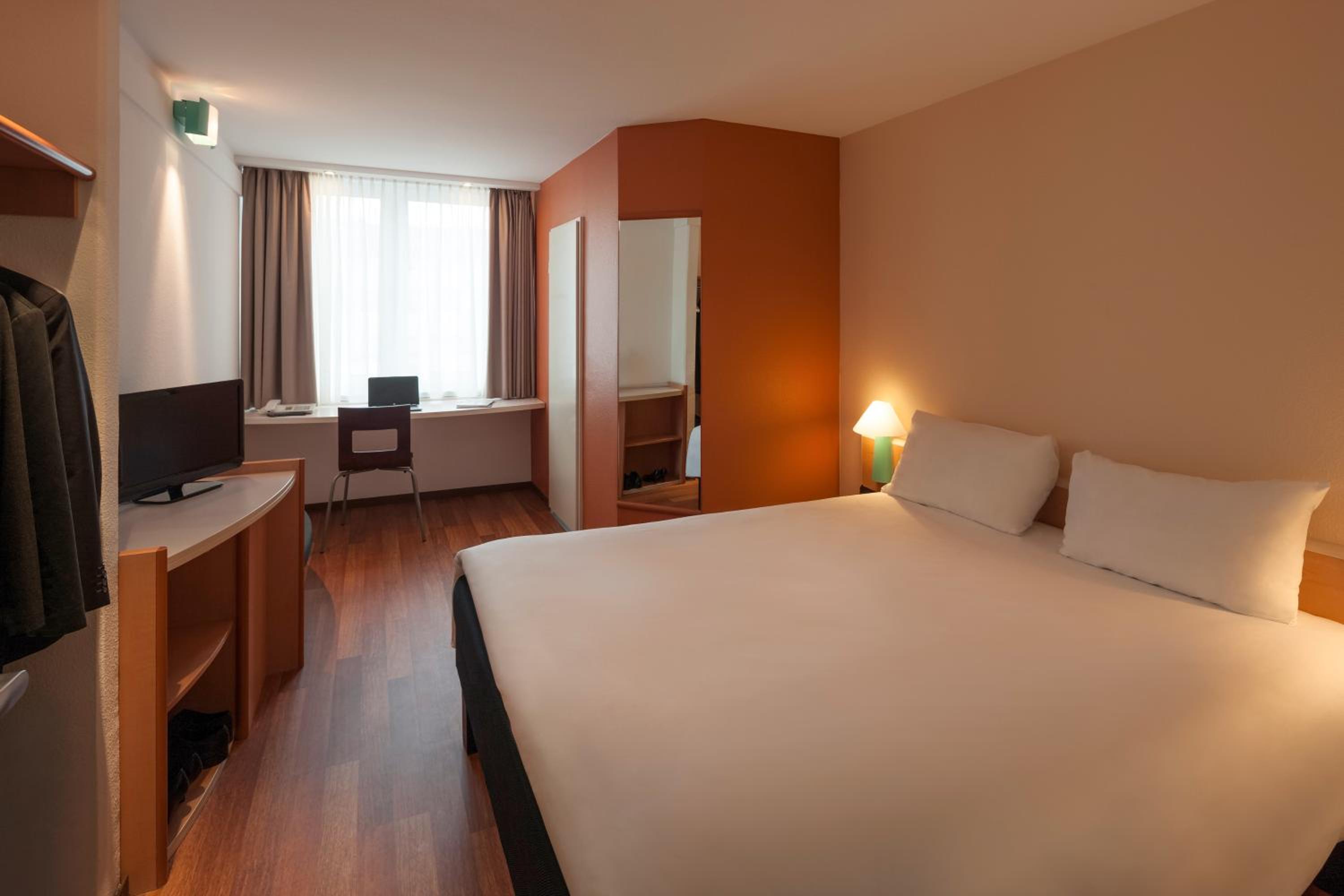Standard Double Room - Photo 8