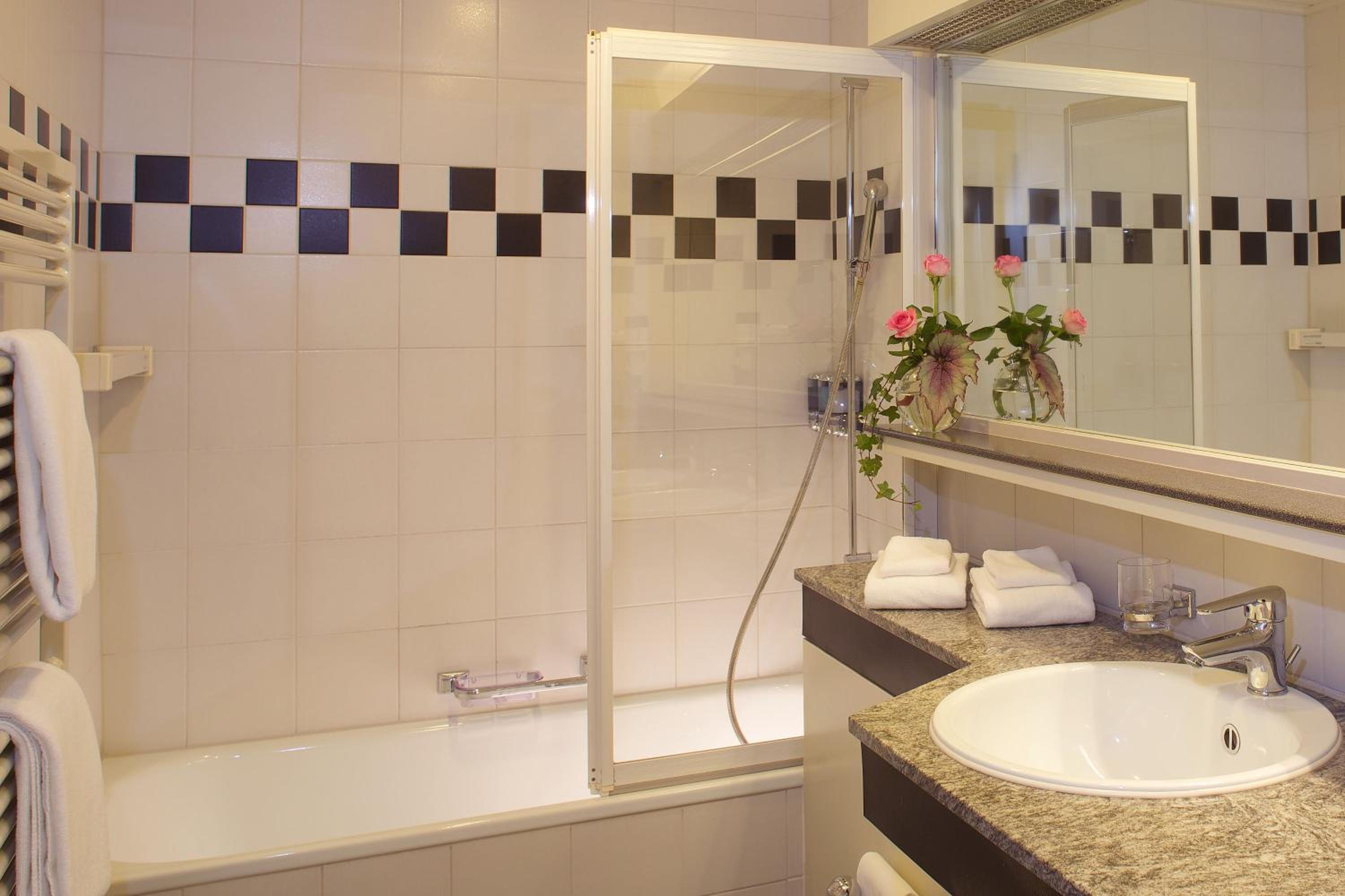Standard Double Room - Garden View with A/C photo 3