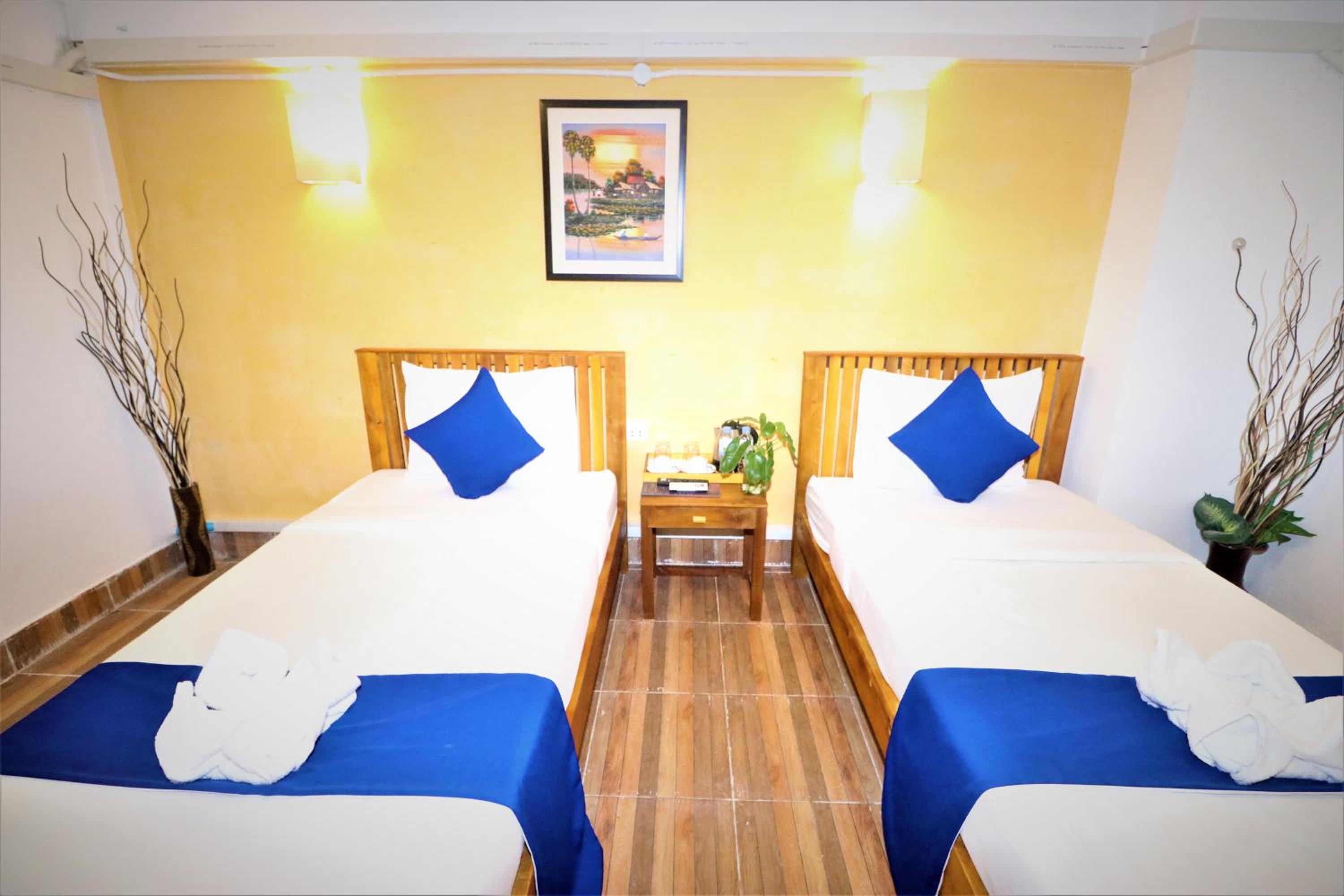 Standard Twin Room With Share Bathroom-no window photo 2