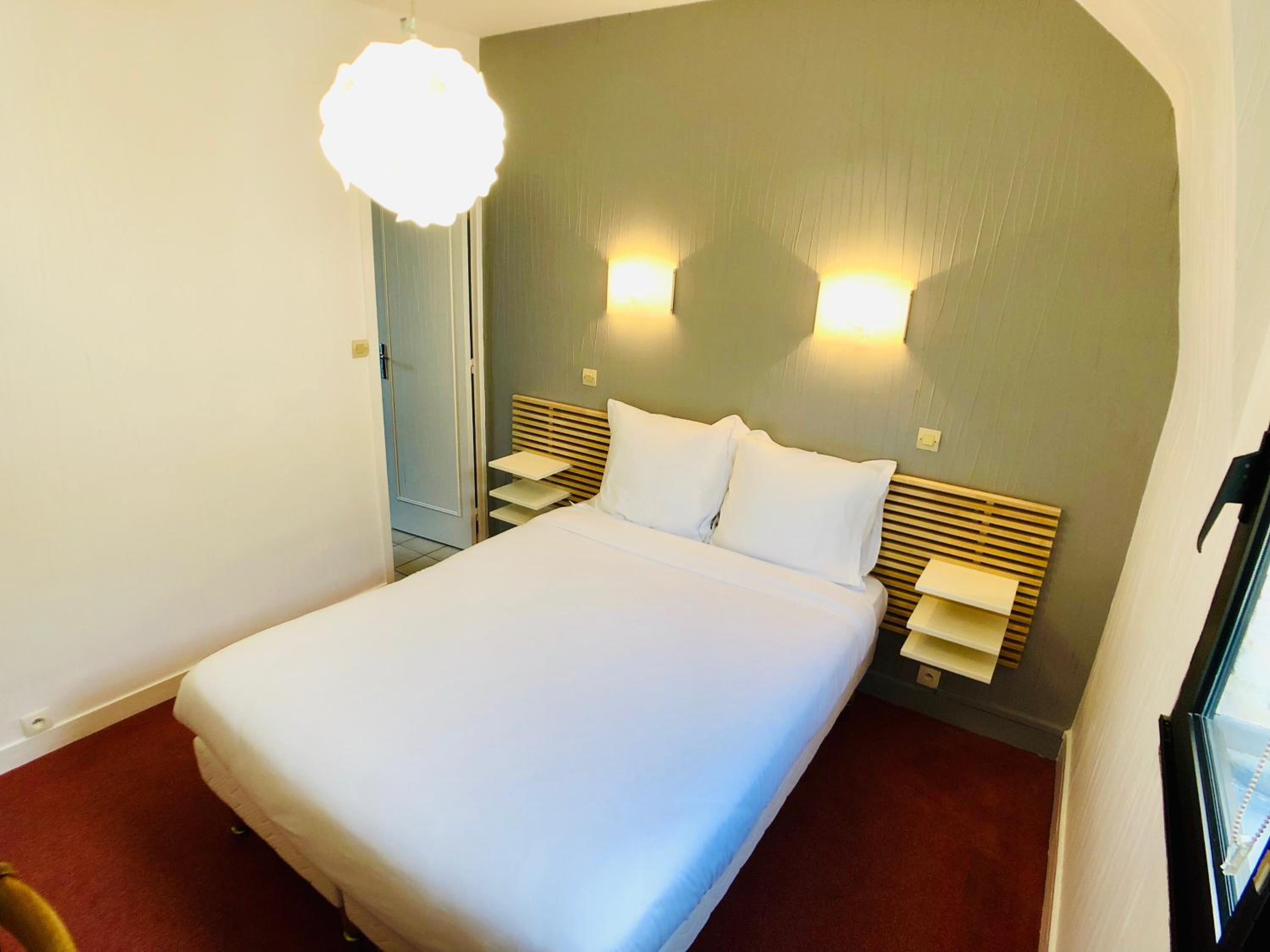Luxury Double Room with Bath - Photo 10