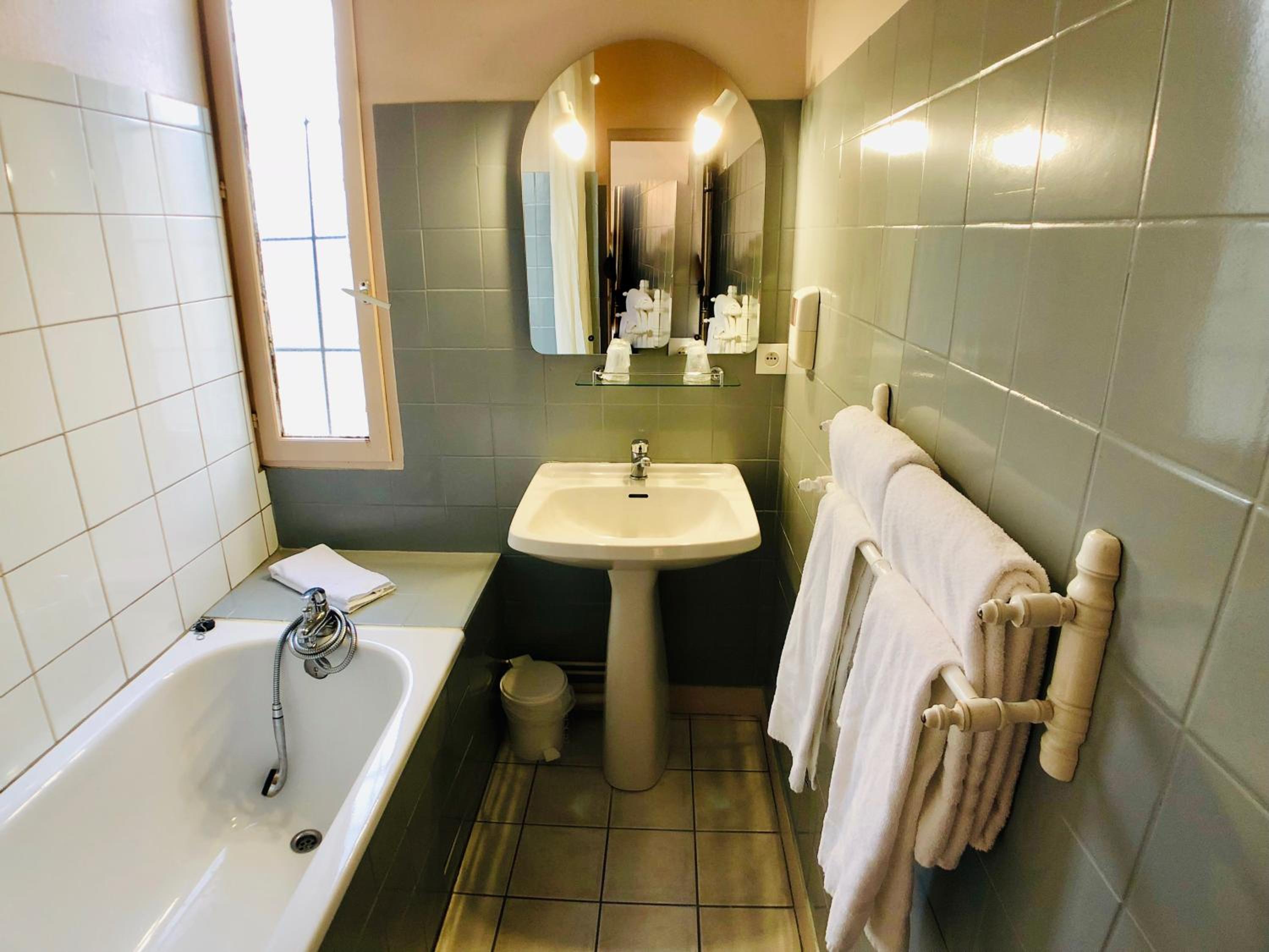 Luxury Double Room with Bath - Photo 11