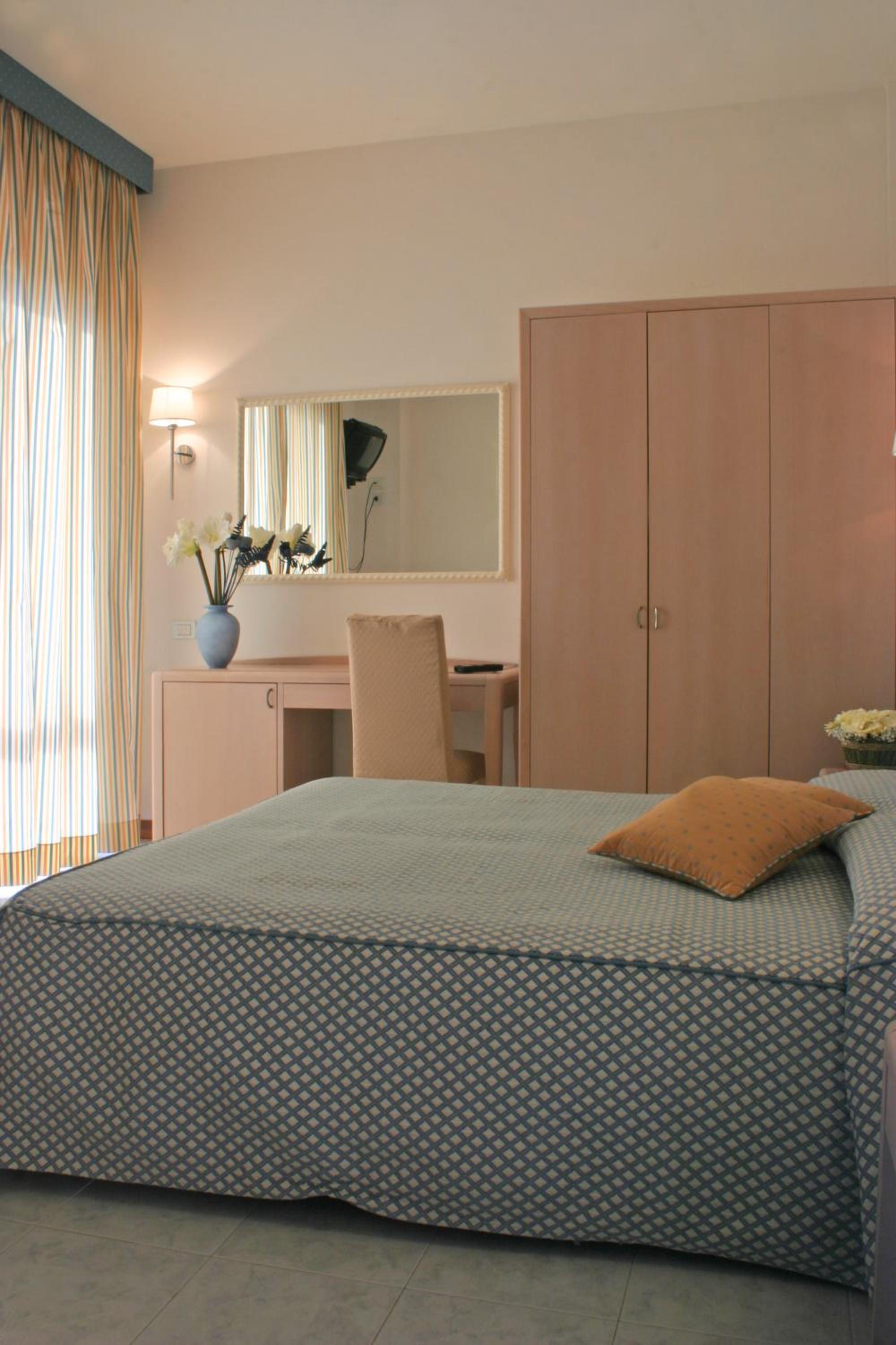 Double or Twin Room with Balcony - Photo 35