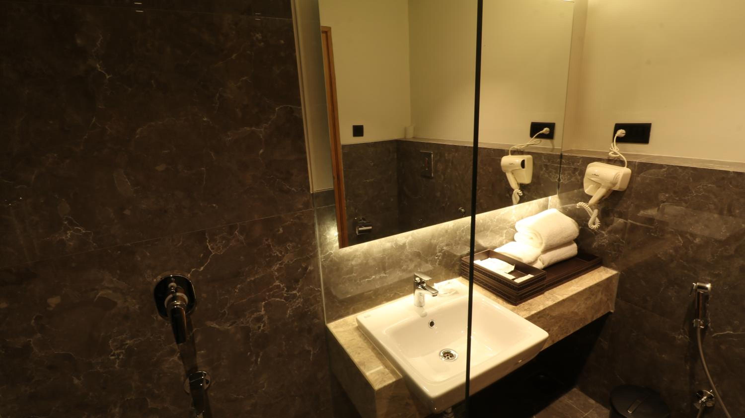 Superior Queen Room with 15% off on laundry and mini bar & 20% off on spa services - Photo 12