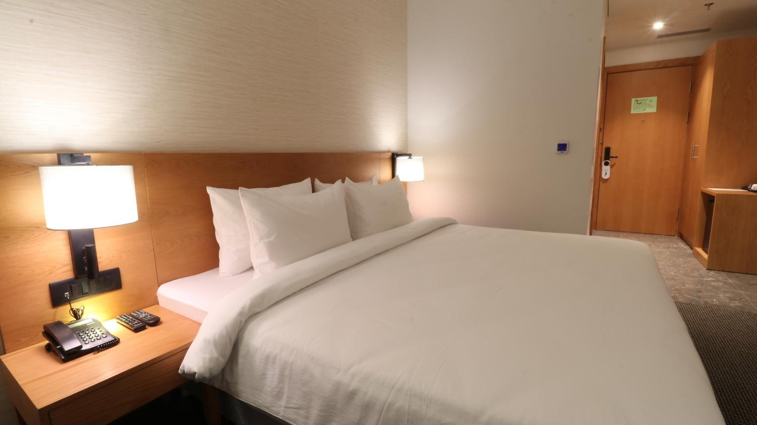 Superior Queen Room with 15% off on laundry and mini bar & 20% off on spa services - Photo 13