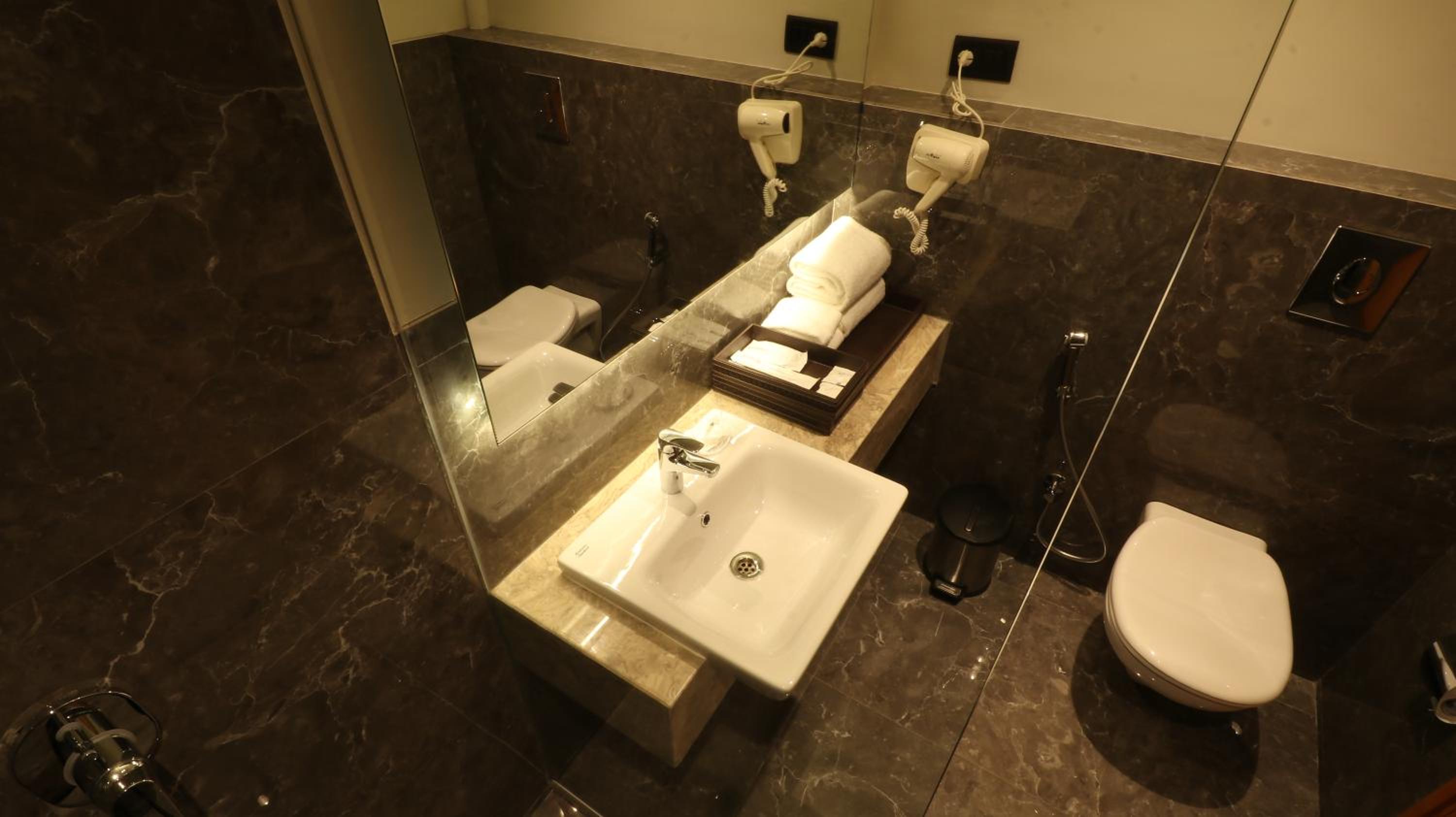 Superior Queen Room with 15% off on laundry and mini bar & 20% off on spa services - Photo 10