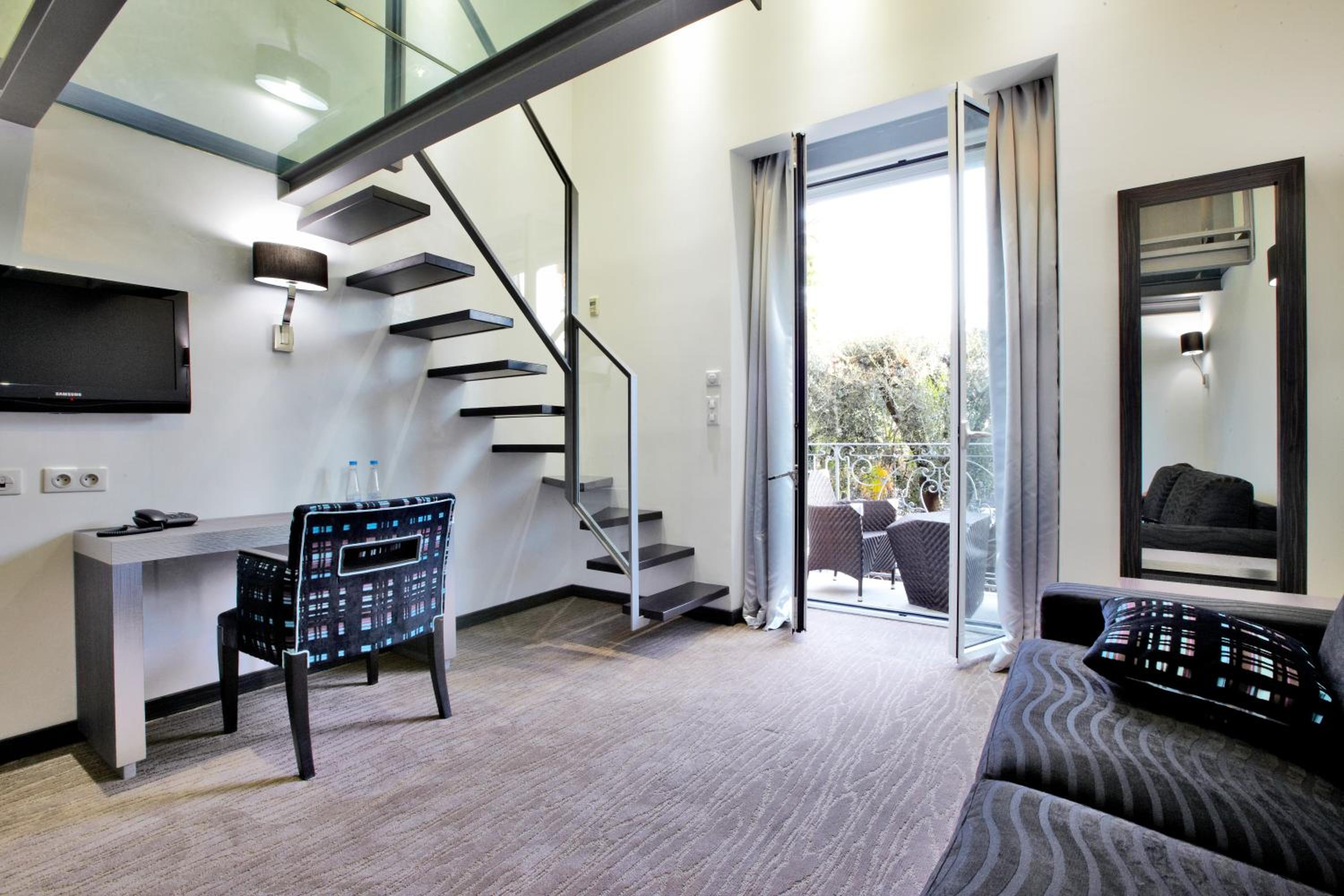 Duplex Suite - Photo 12