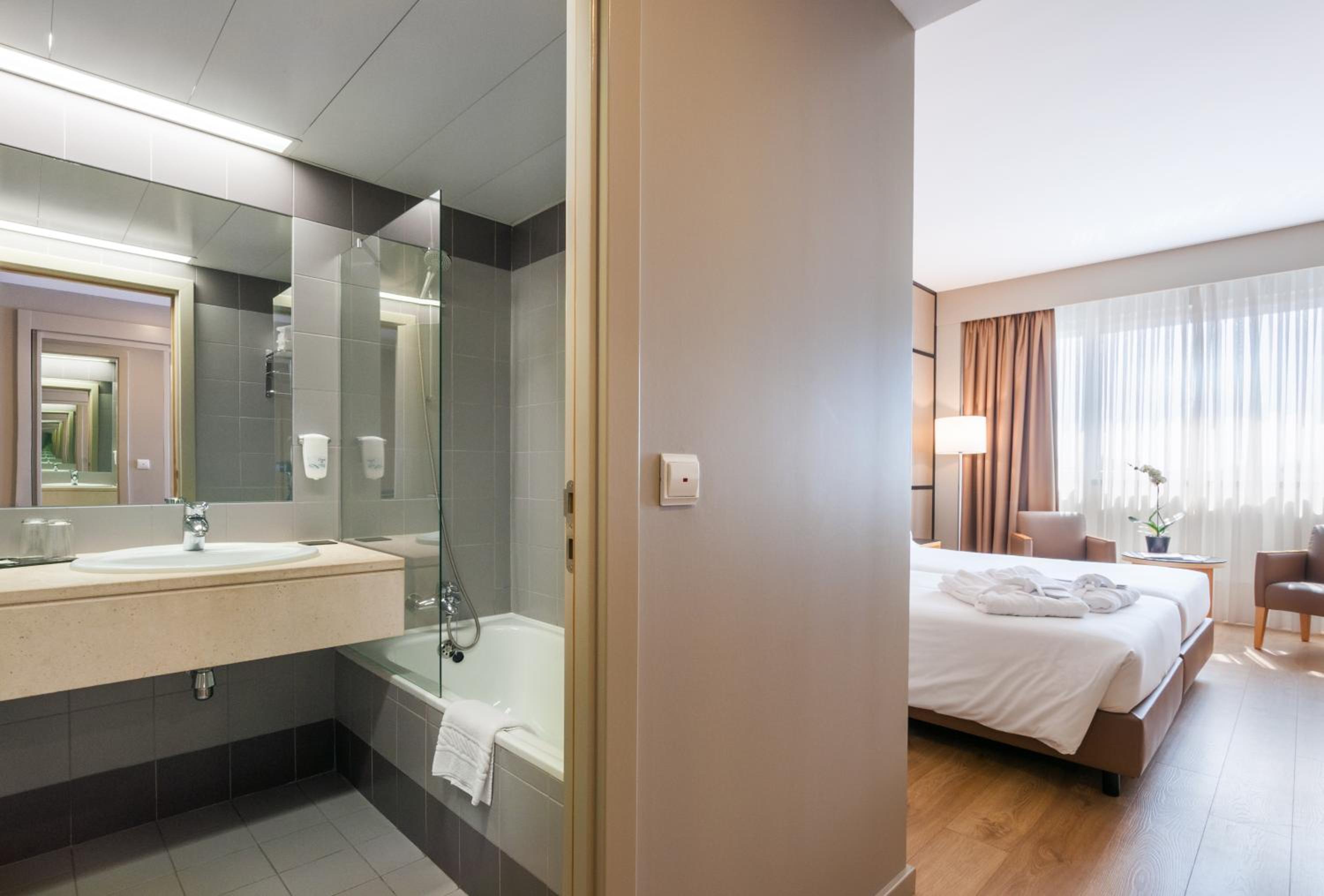 Standard Twin Room - Photo 2
