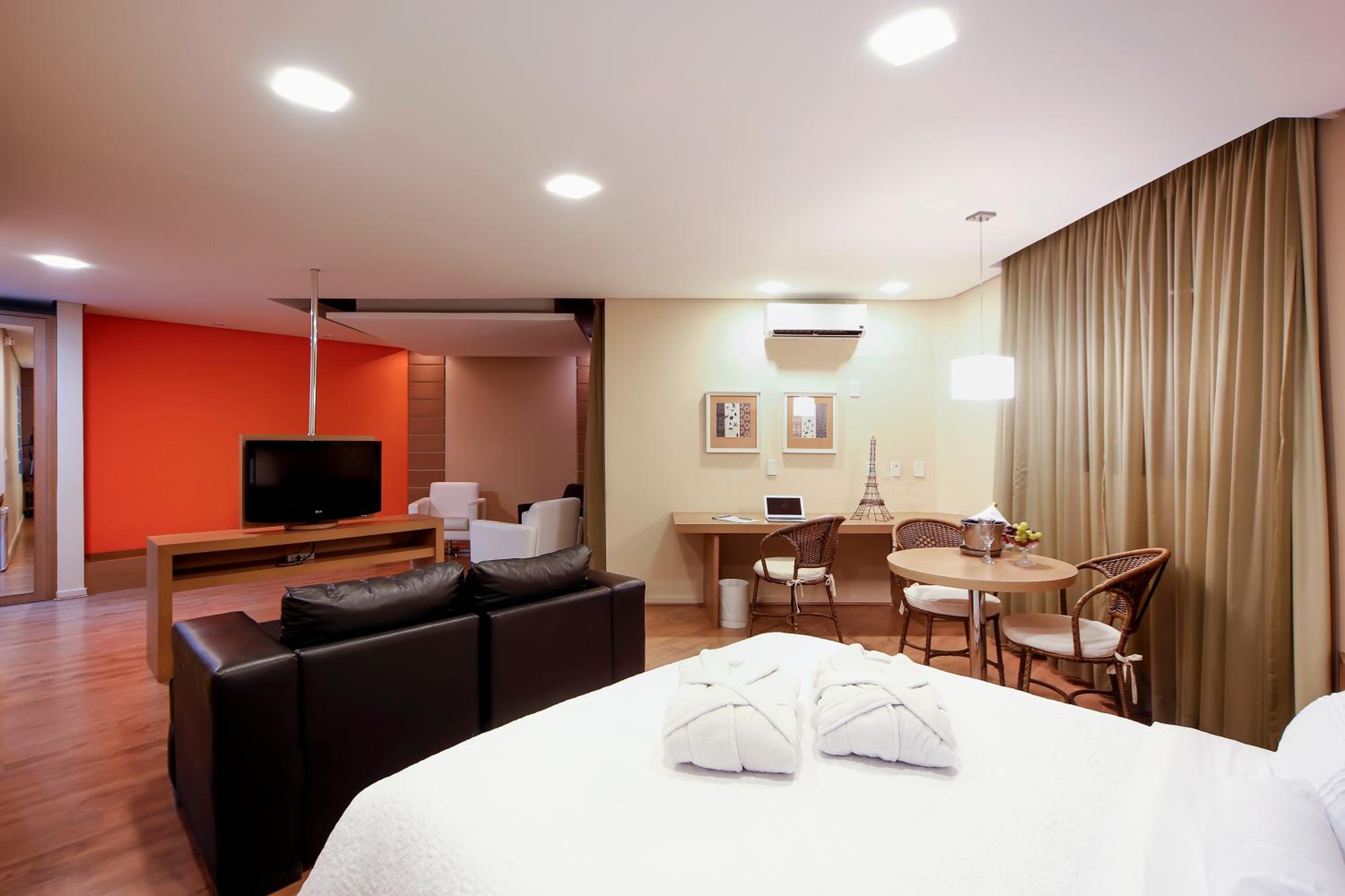 Deluxe Suite with Spa Bath
