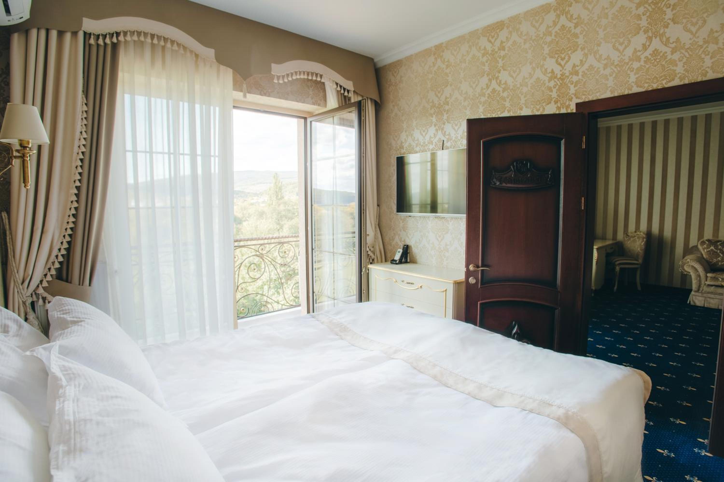 Suite with Spa Access photo 1
