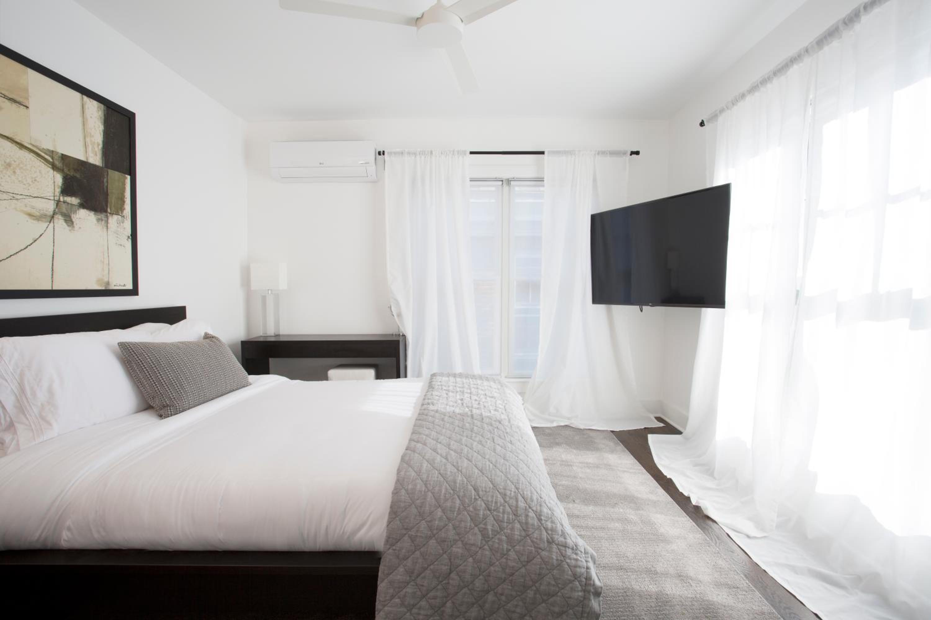 Deluxe King Room photo 2