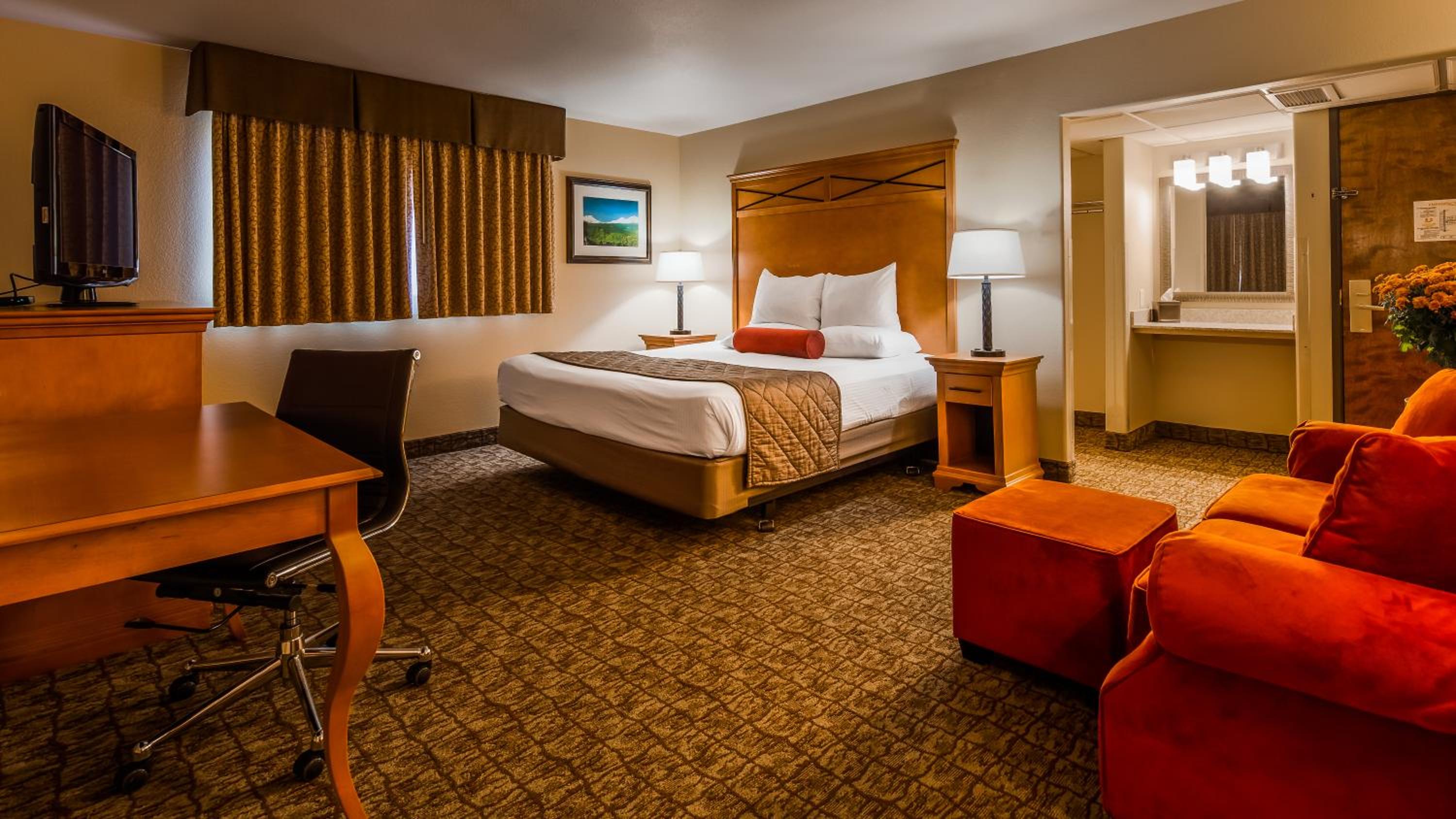 Queen Room with Roll-In Shower - Mobility Access