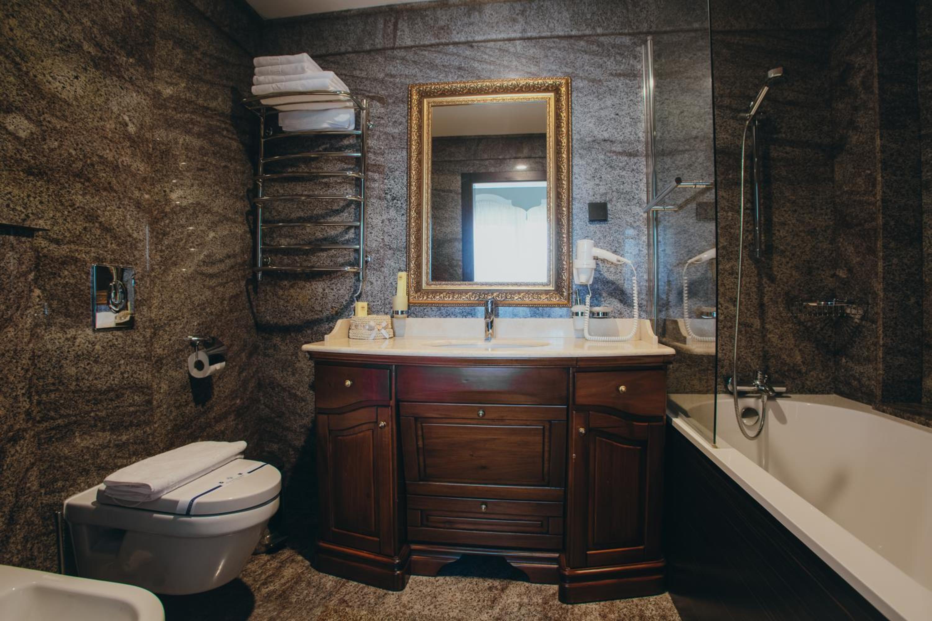 Suite with Spa Access photo 2