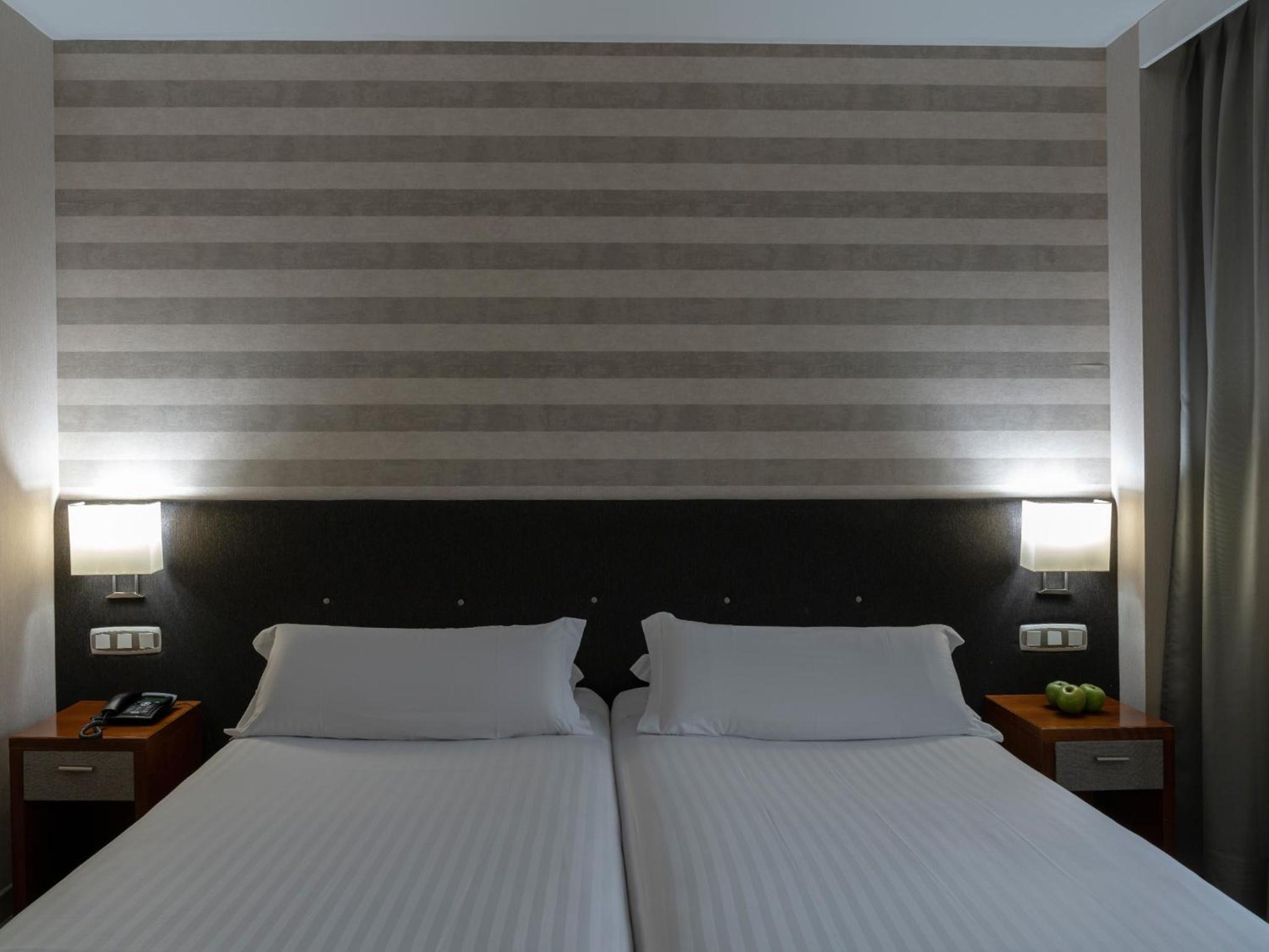Twin Room - Photo 8