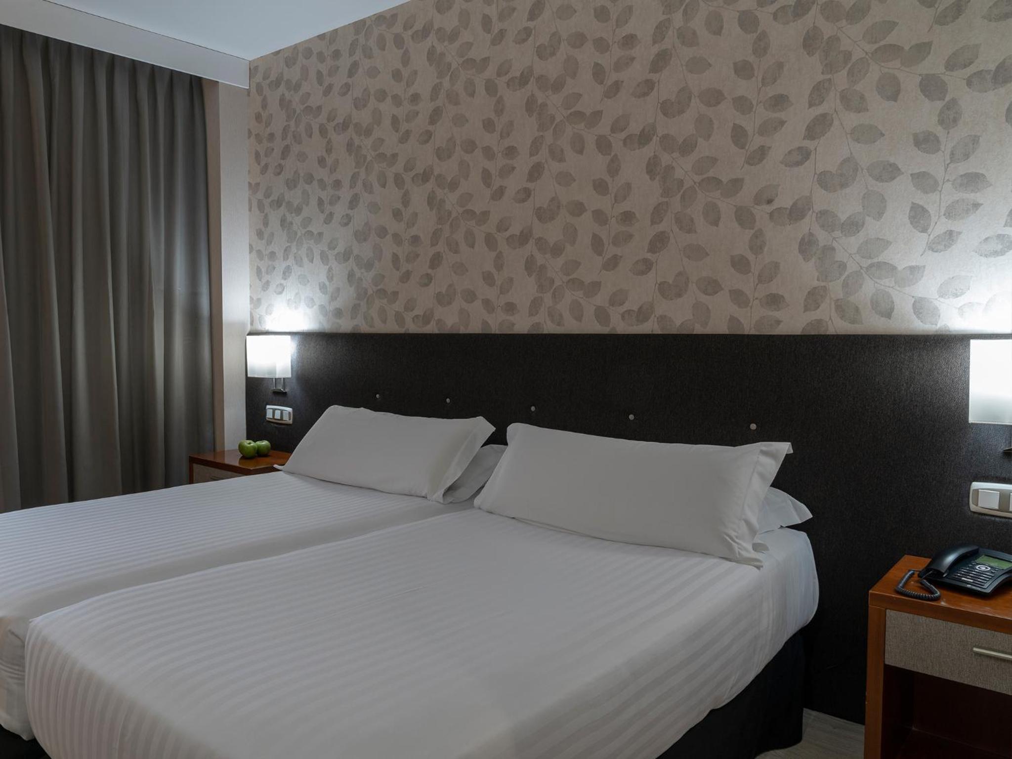 Twin Room - Photo 10