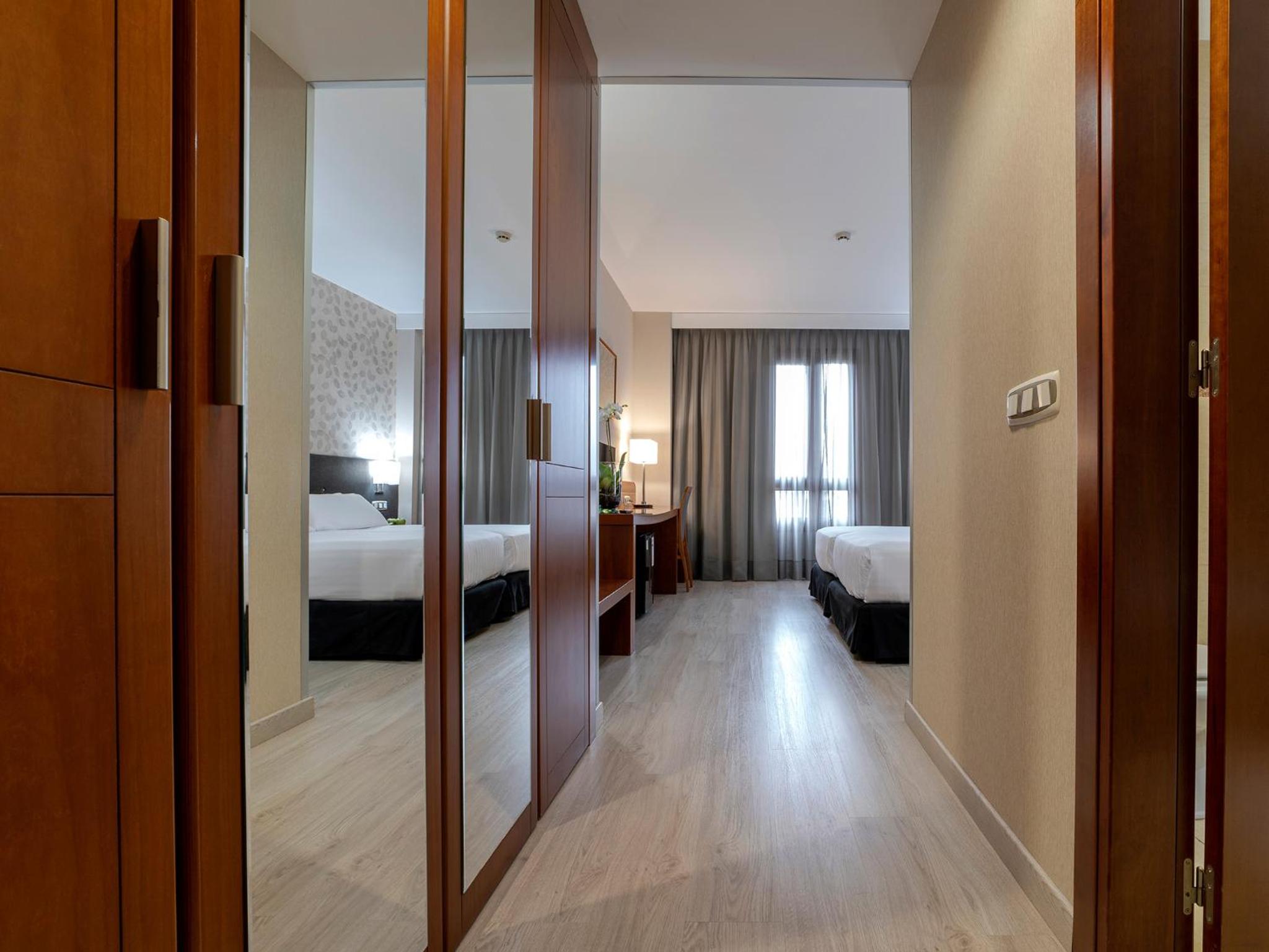 Twin Room - Photo 12