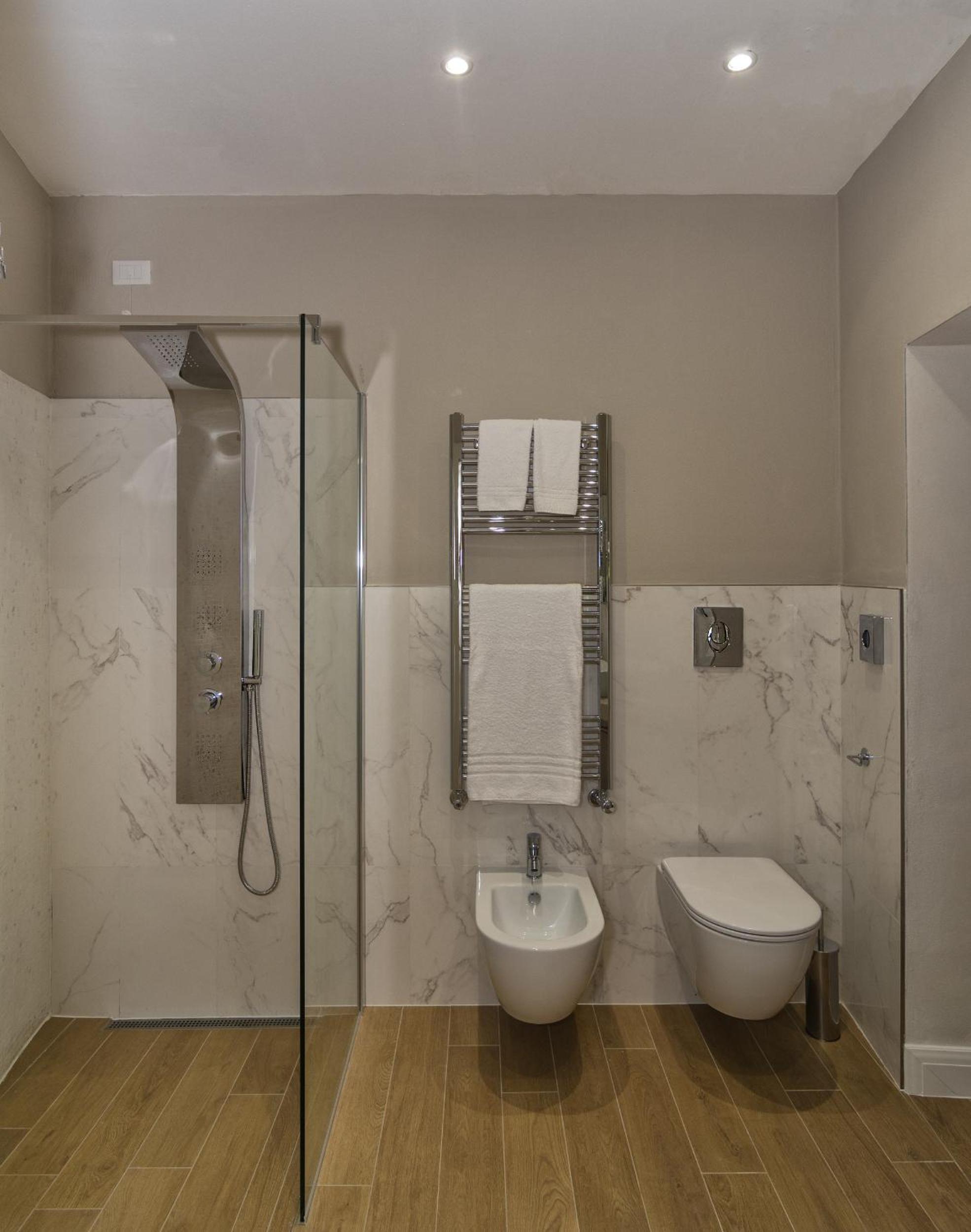 Quadruple Room with Balcony - Photo 2