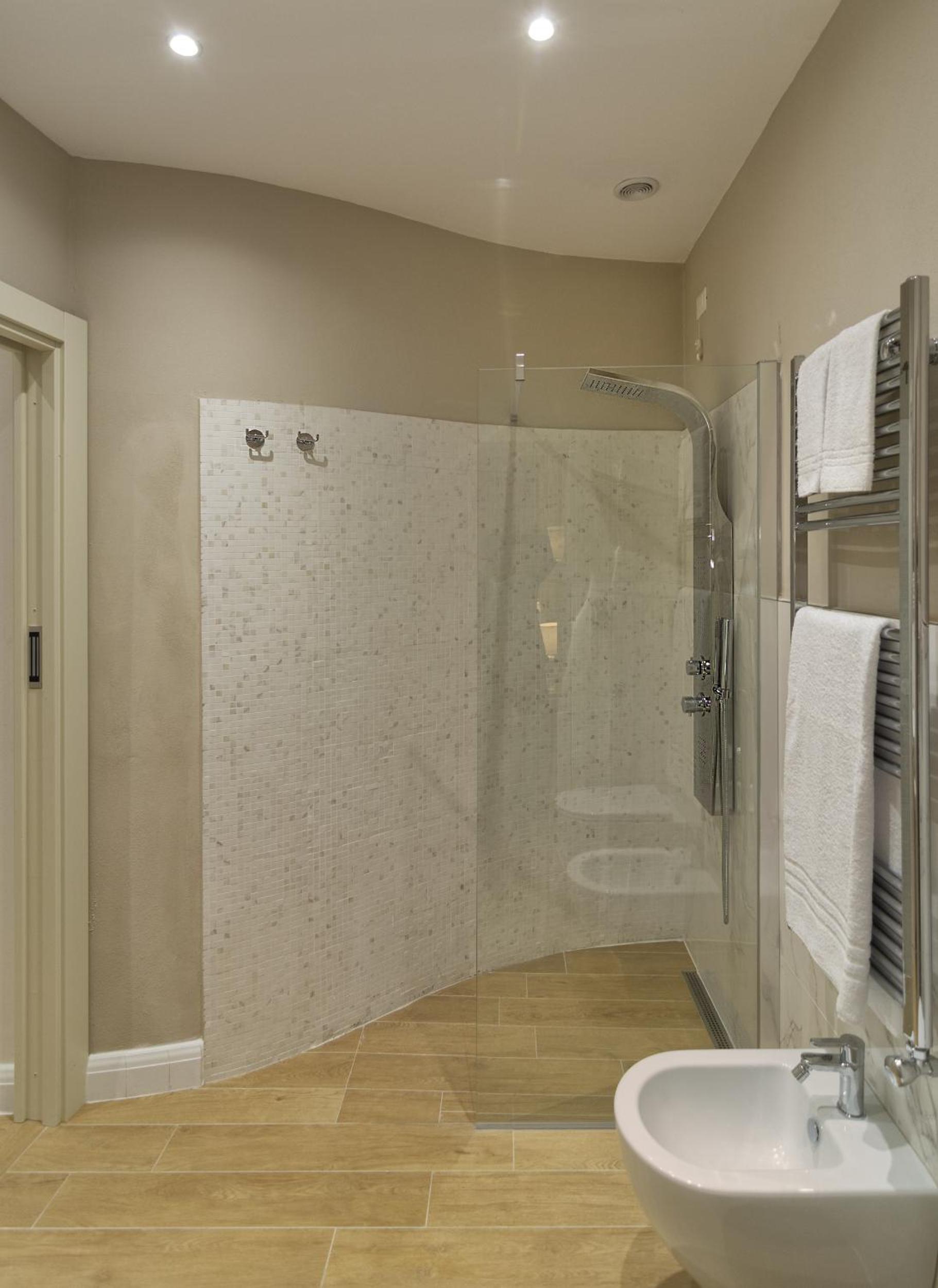 Quadruple Room with Balcony - Photo 5