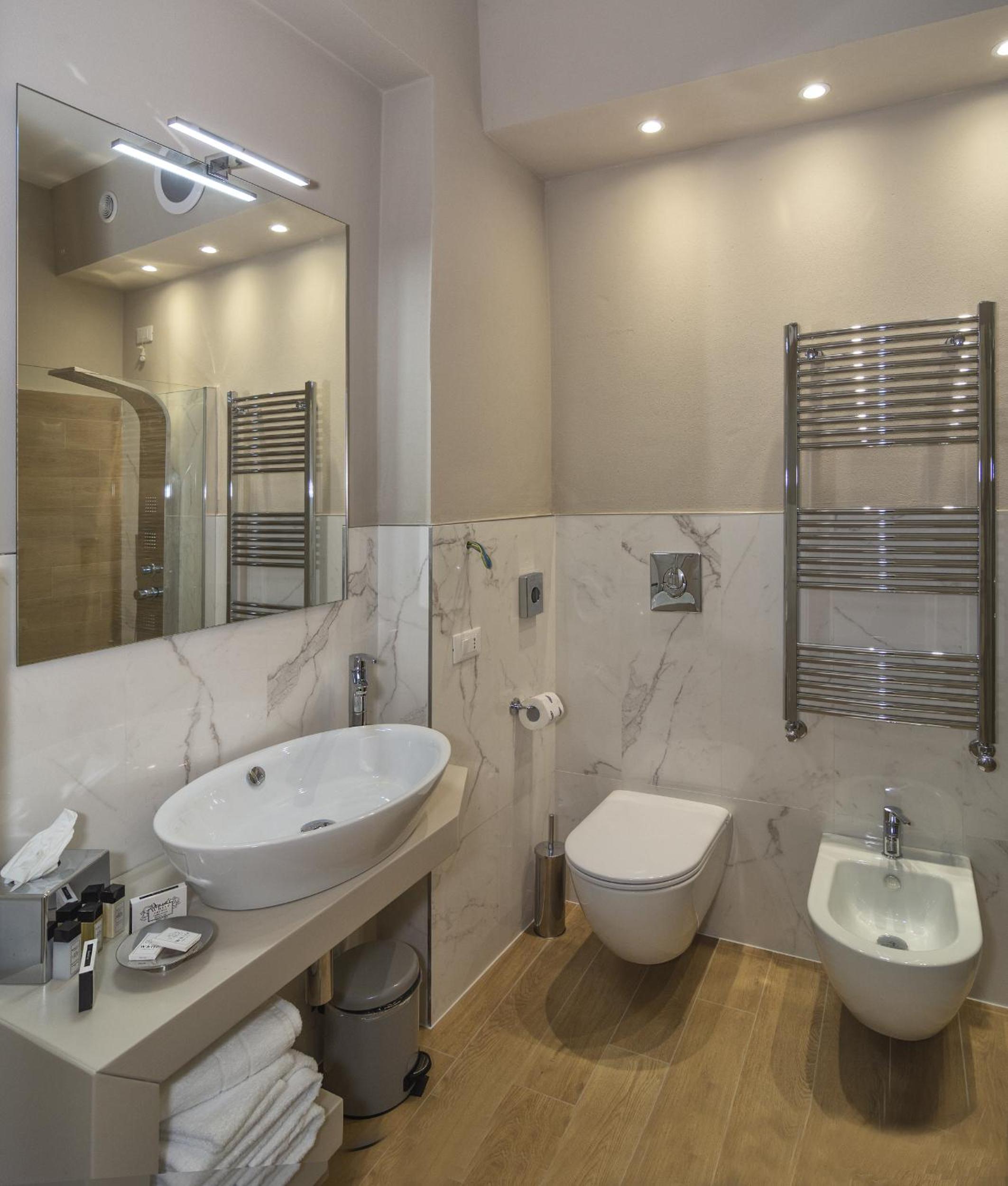 Deluxe Triple Room - Photo 9