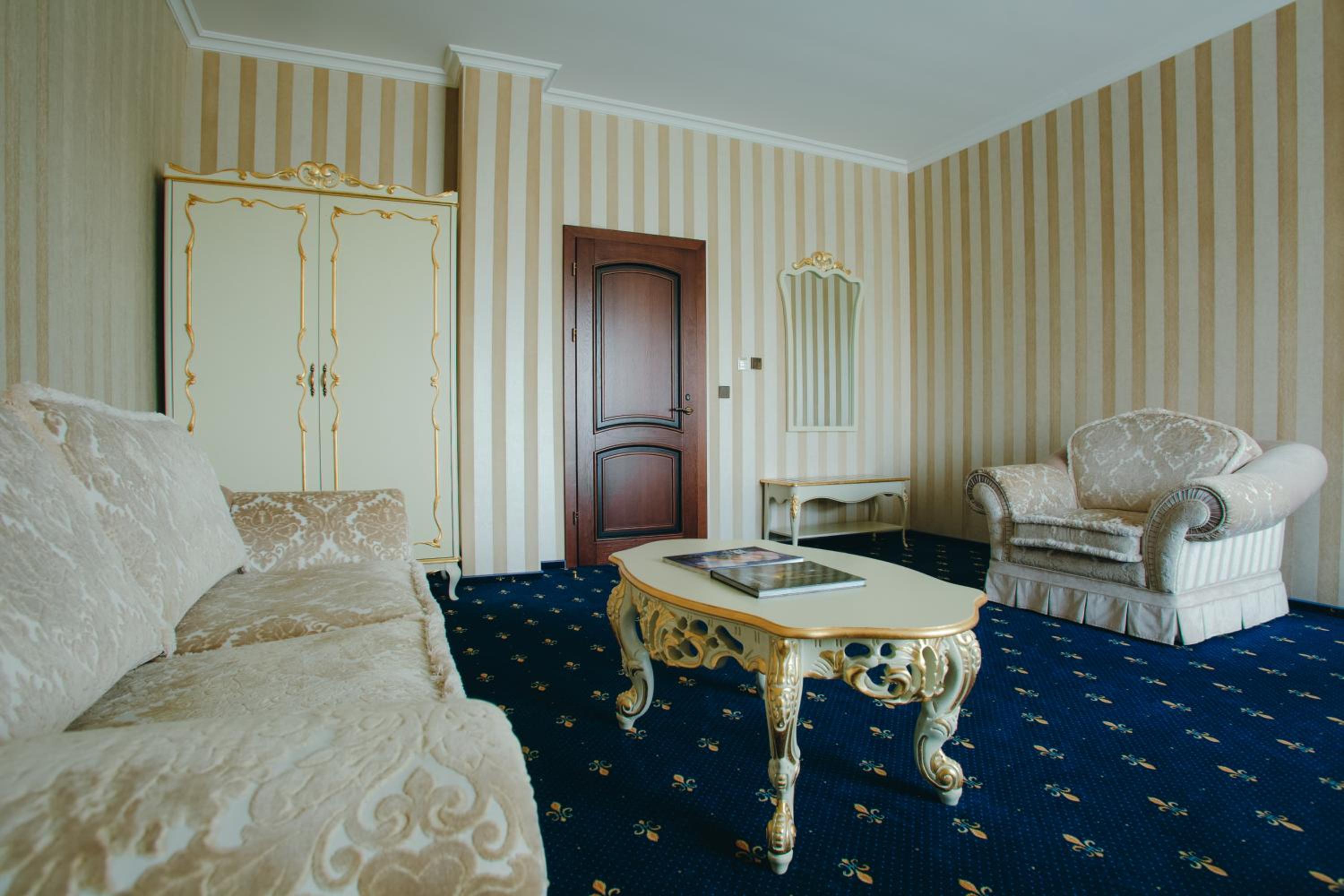 Suite with Spa Access photo 3