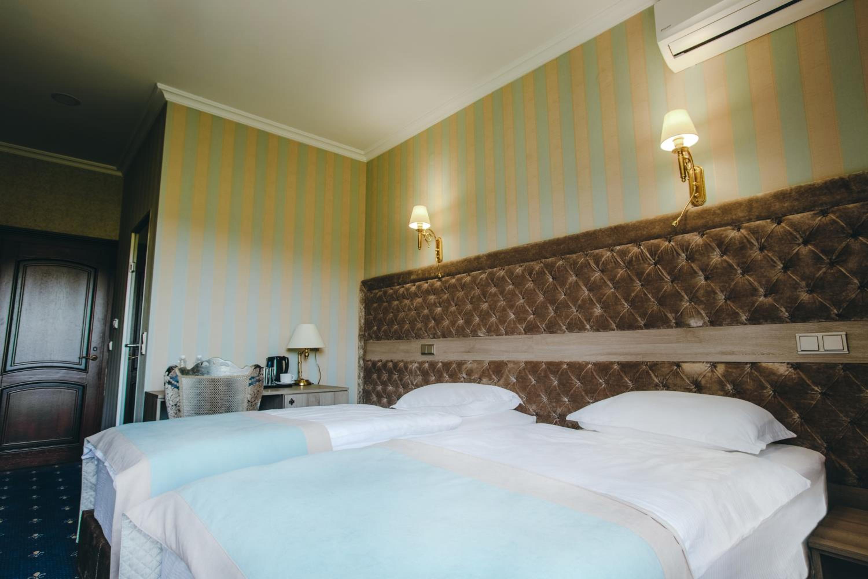 Twin Room with Balcony and Spa Access photo 2