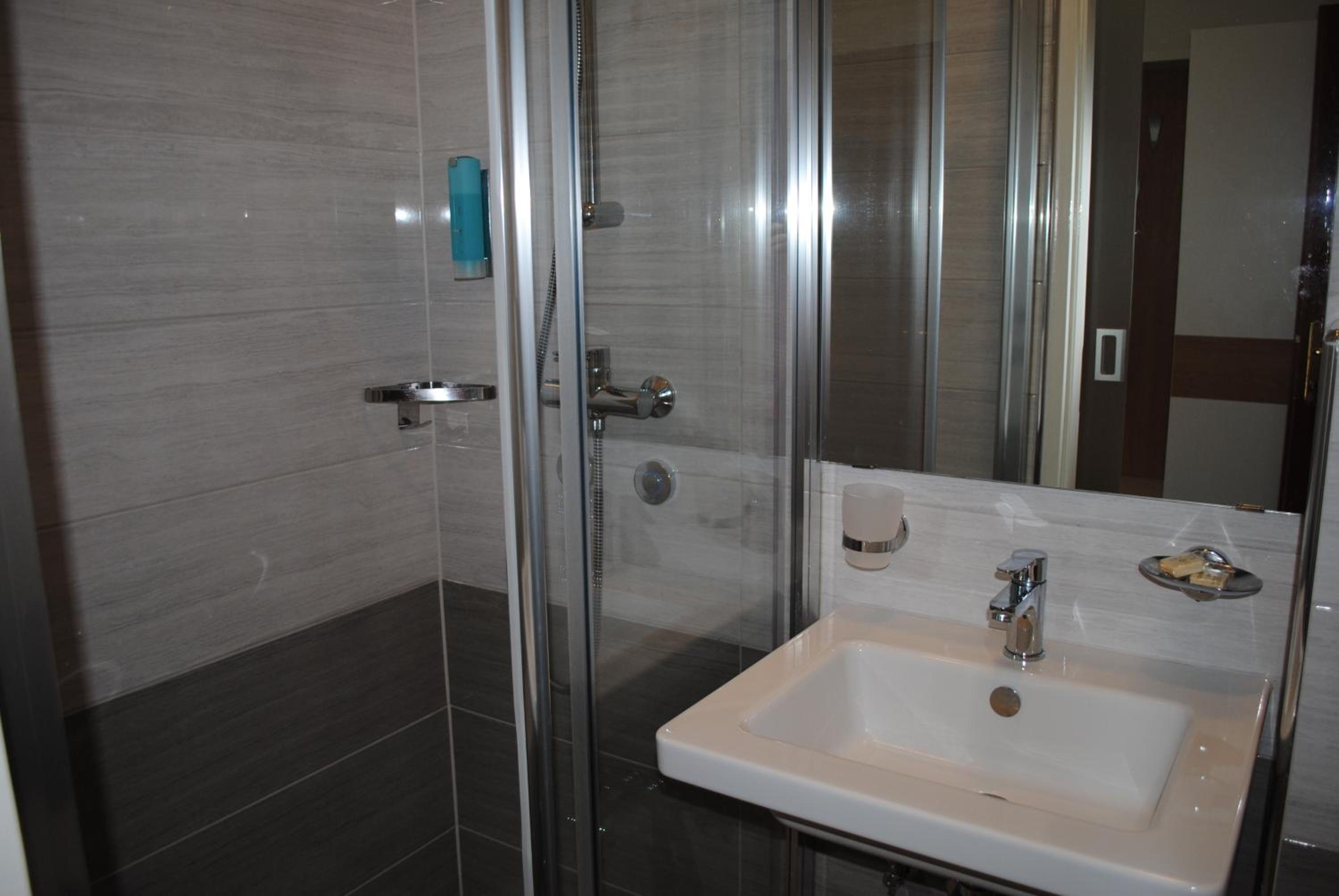 Standard Suite - Photo 3