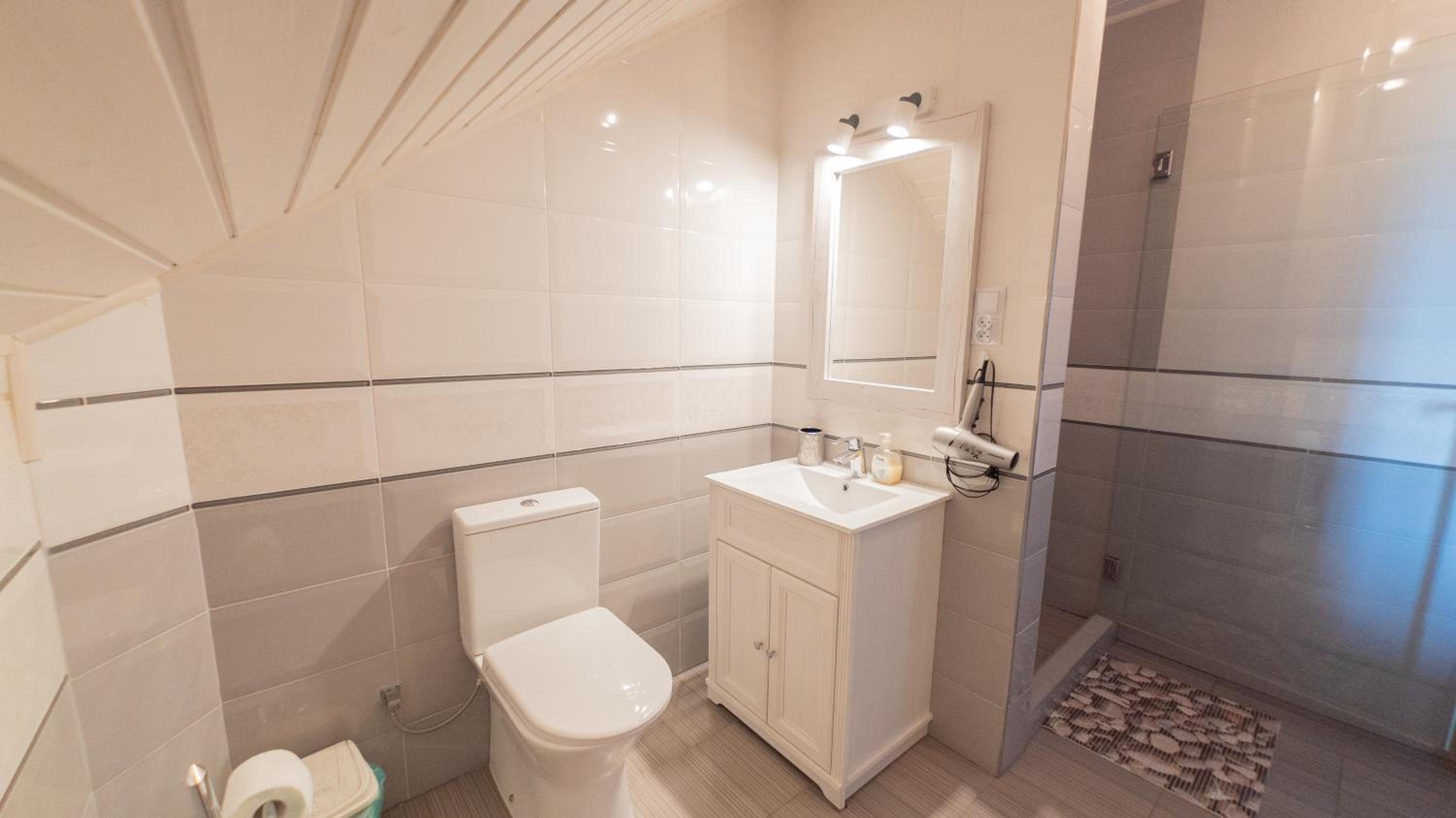 Twin Room with Private Bathroom photo 2