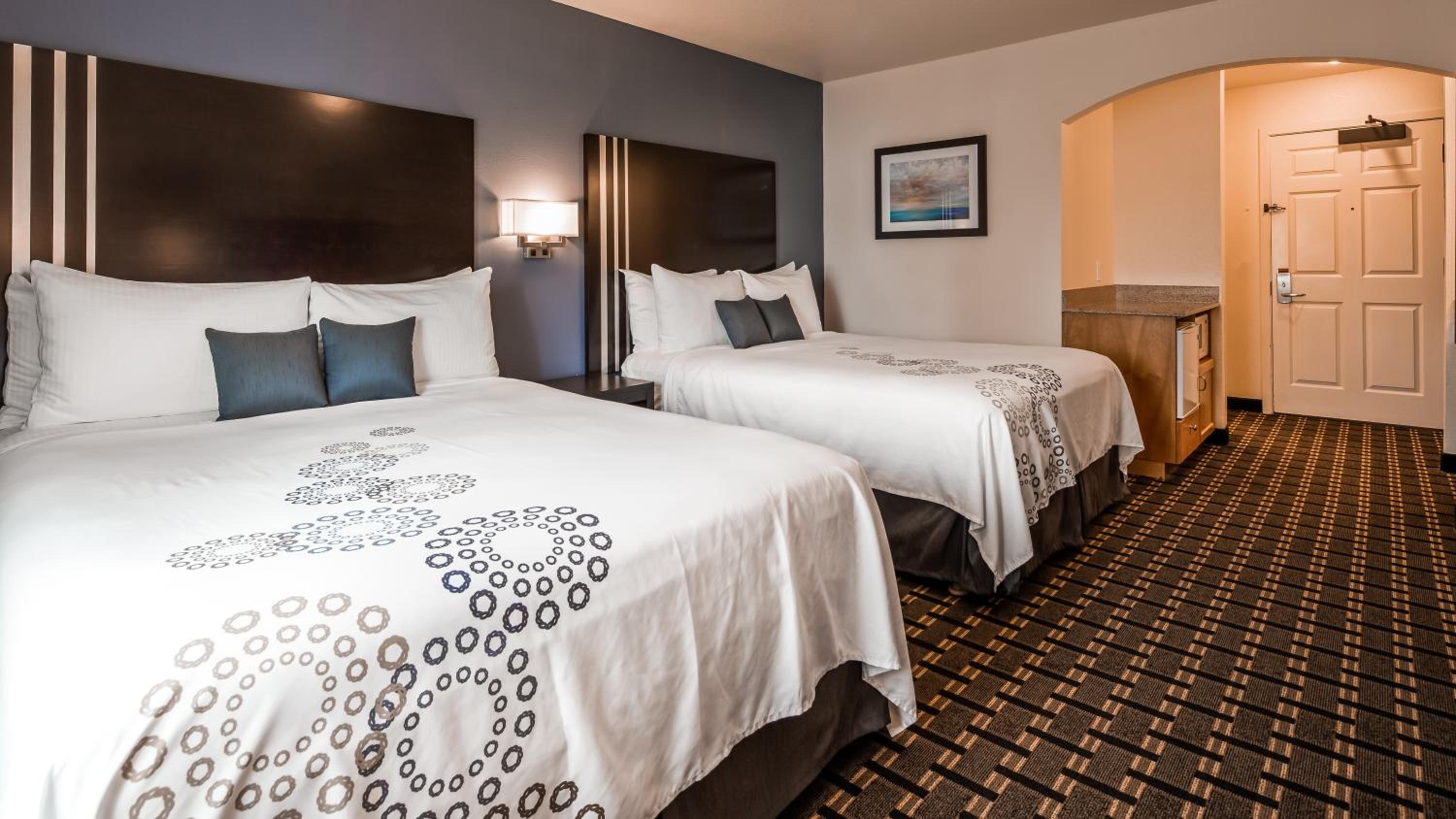 Queen Room with Two Queen Beds - Non-Smoking - Photo 8