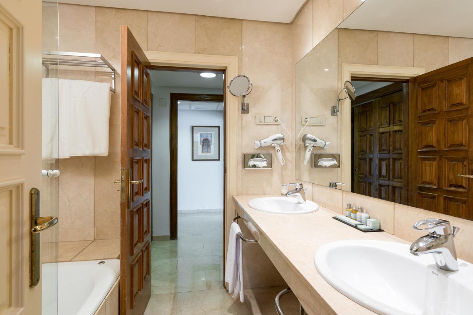 Standard Double Room (2 Adults + 1 Child) - Photo 2