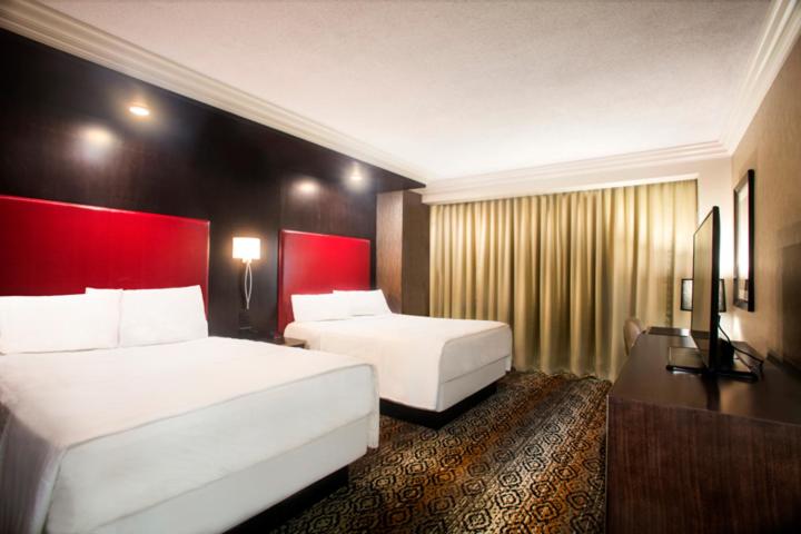 Deluxe Queen Room with Two Queen Beds - Non-Smoking - Photo 2