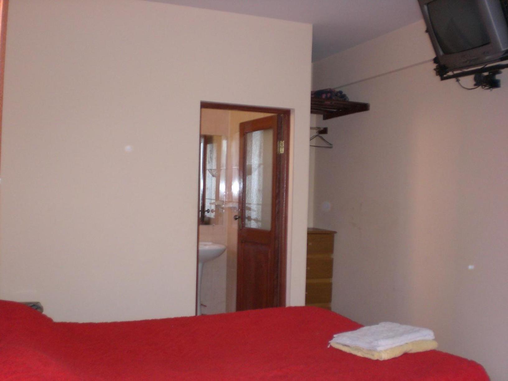 Queen Room photo 2