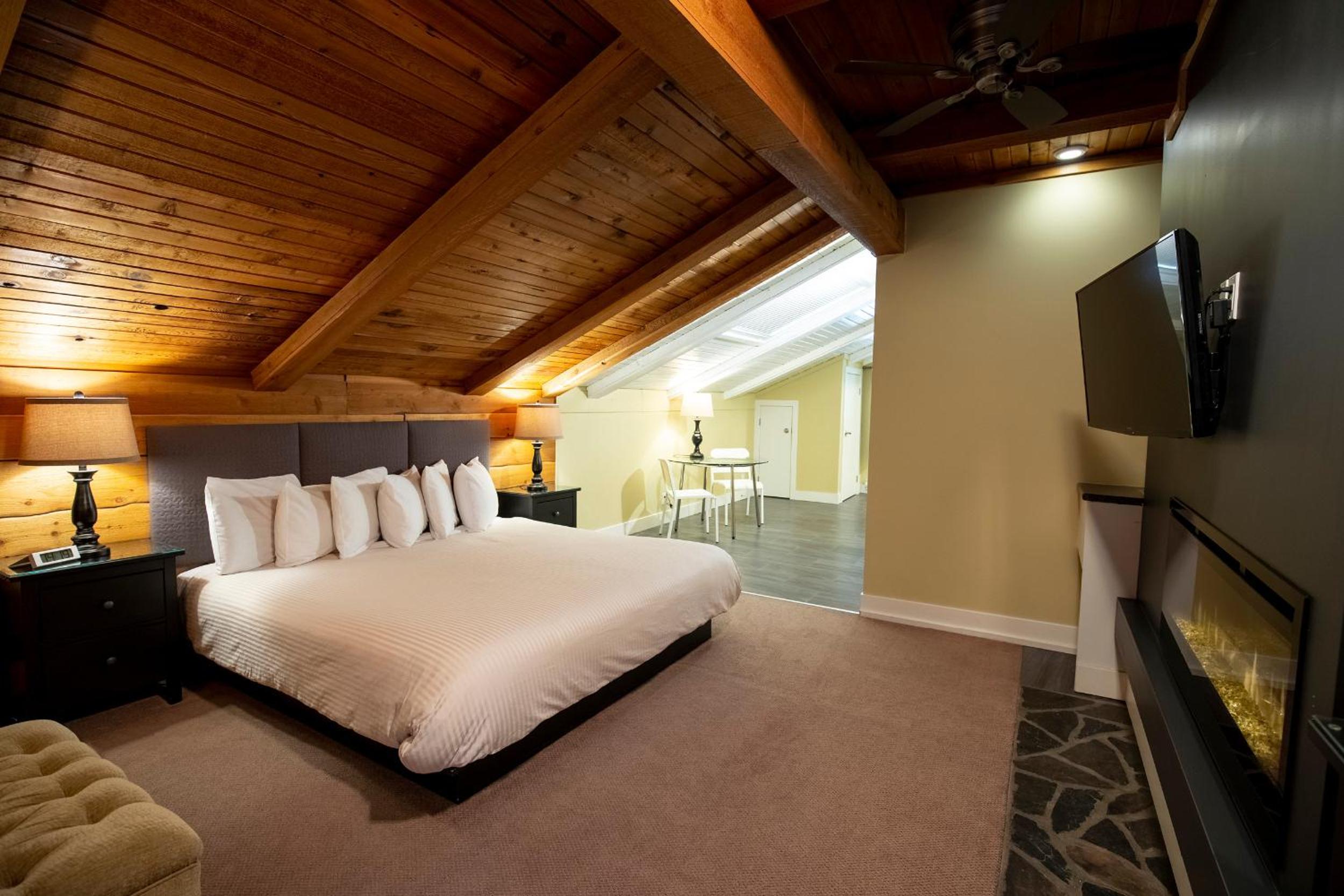 Deluxe King Room photo 2