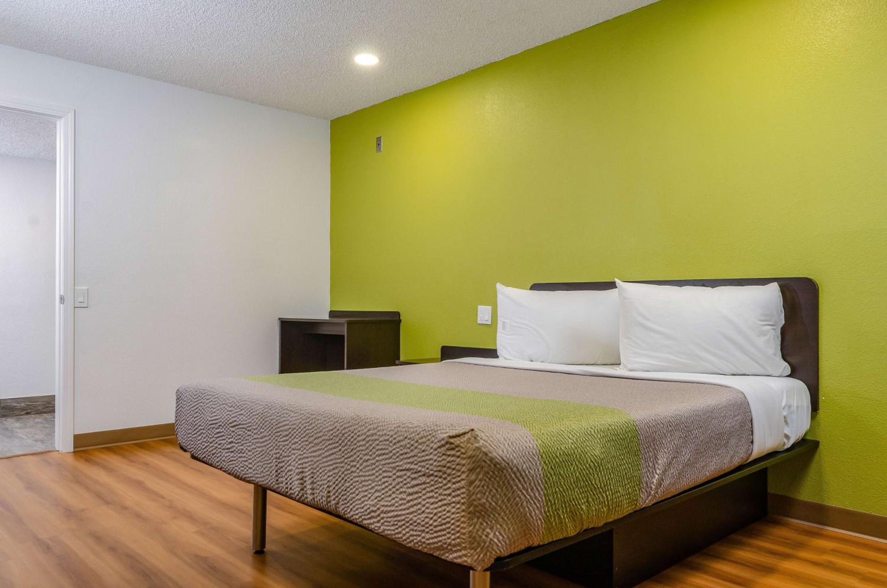 King Room - Non-Smoking photo 3