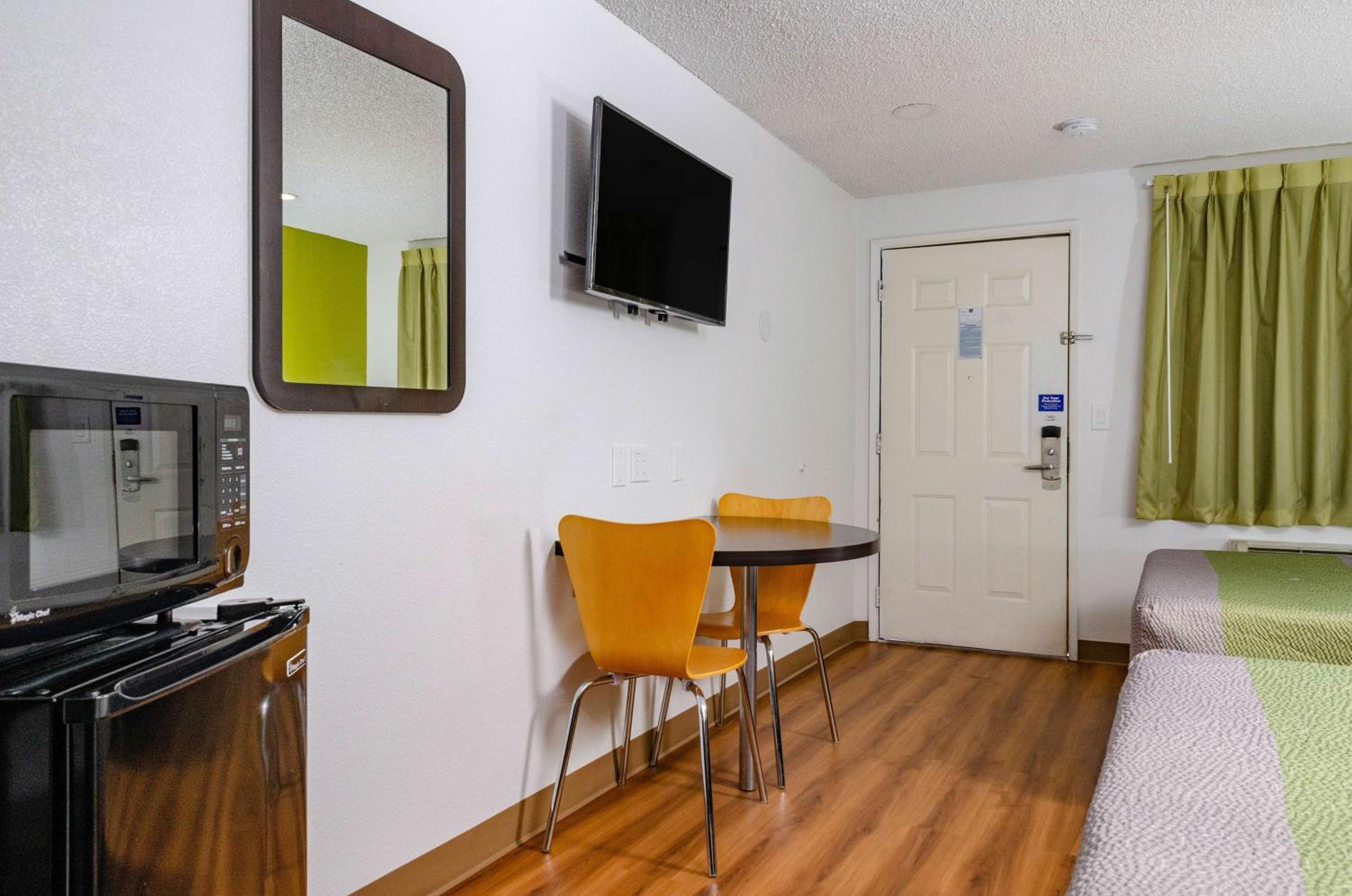 Deluxe Queen Room with Two Queen Beds - Non-Smoking photo 2