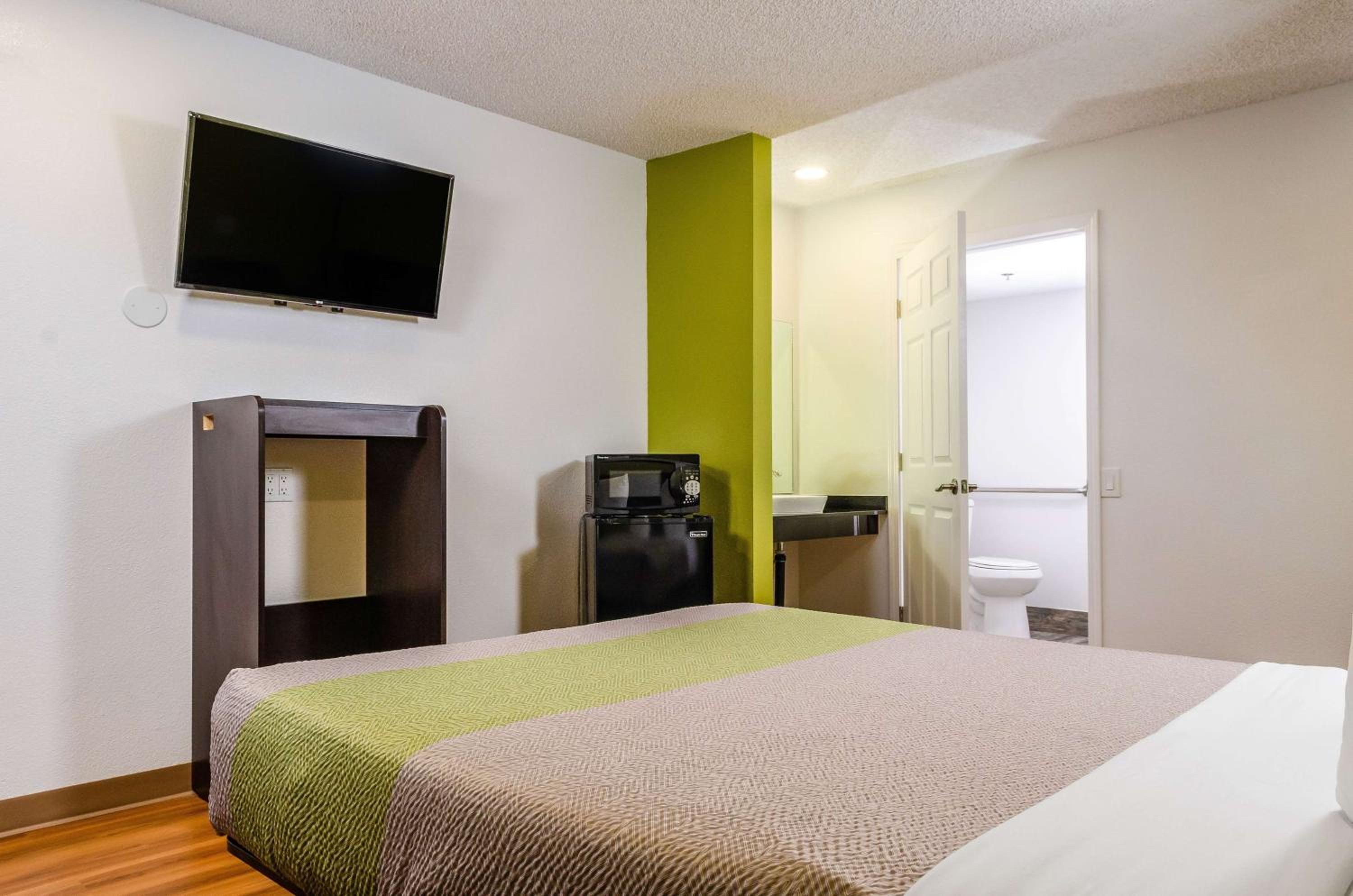 Queen Room - Disability Access - Non-Smoking photo 2