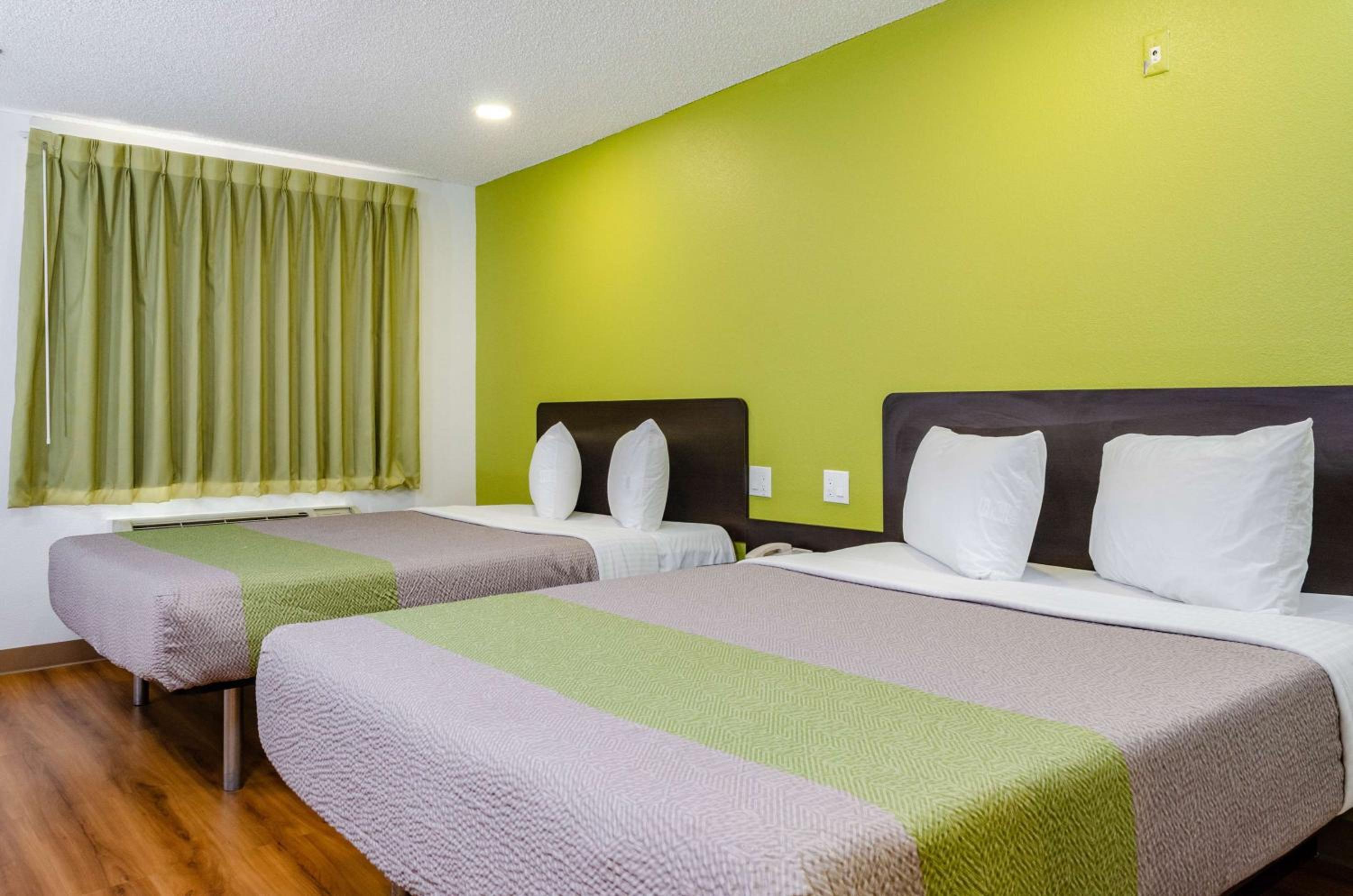 Deluxe Queen Room with Two Queen Beds - Non-Smoking photo 3