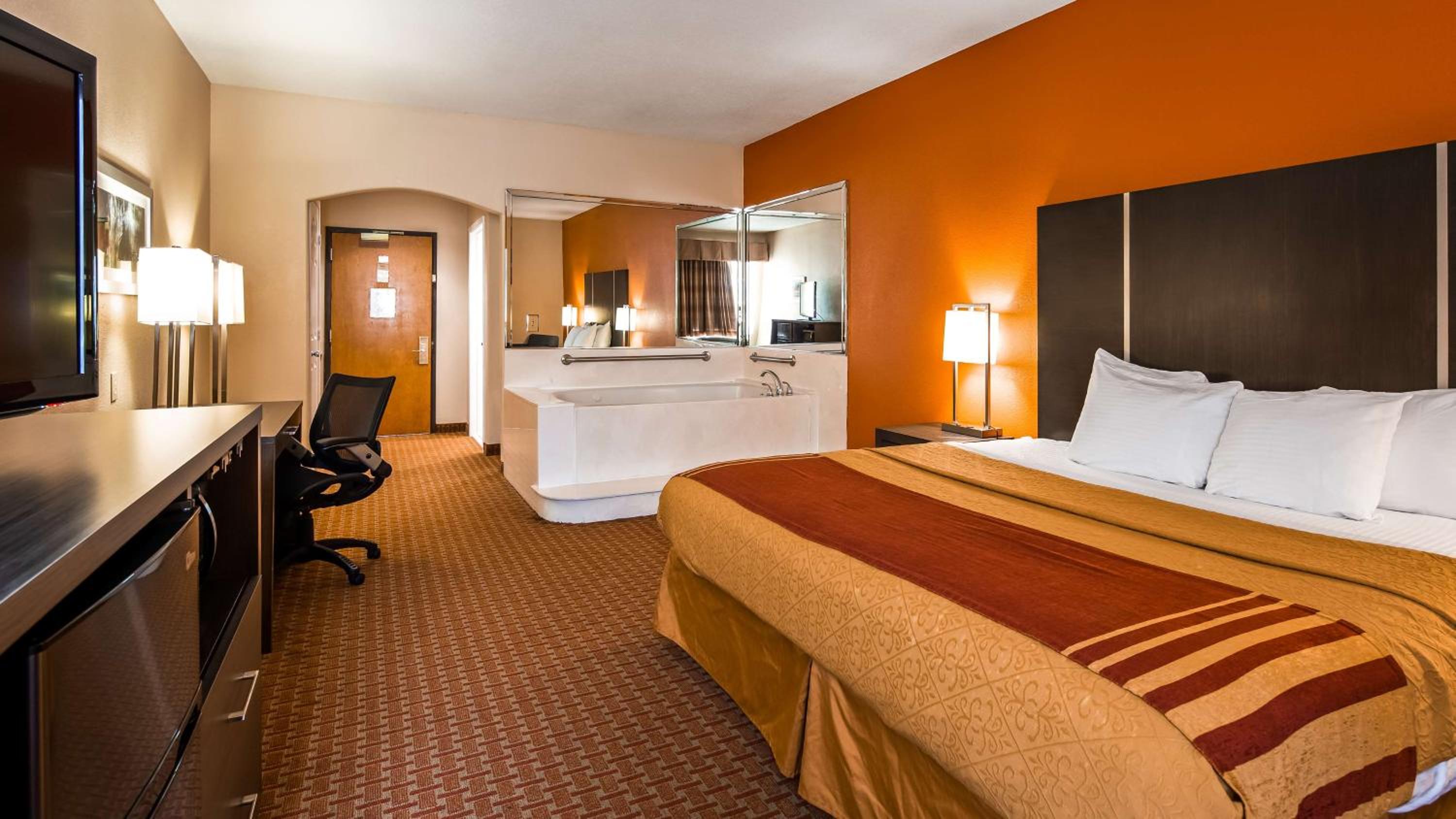 King Suite with Spa Bath - Non-Smoking - Photo 1