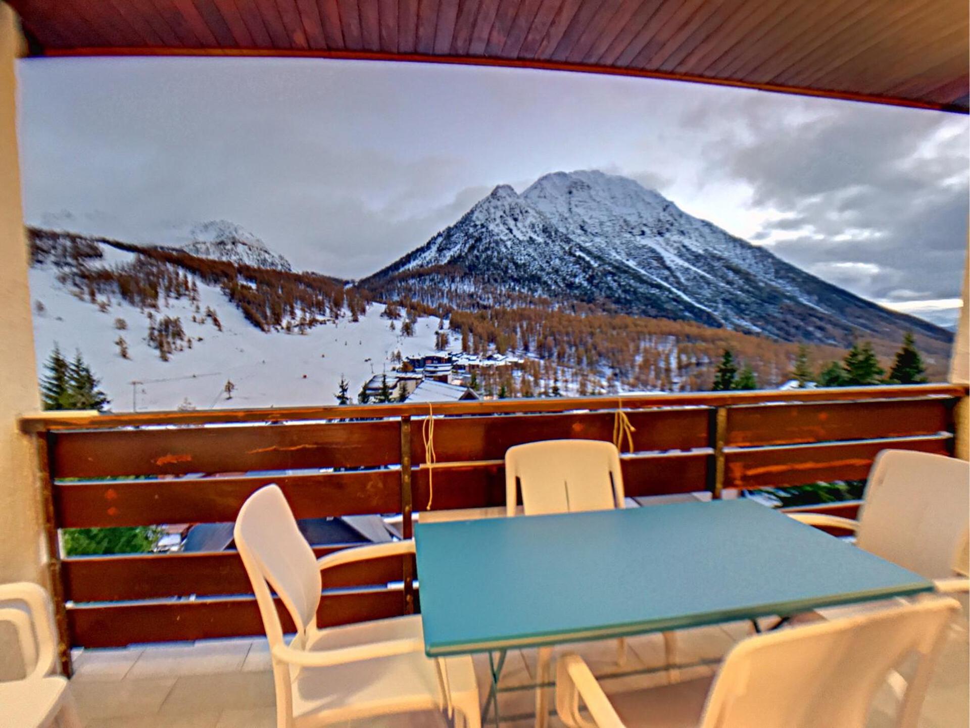 Apartment with Mountain View photo 3