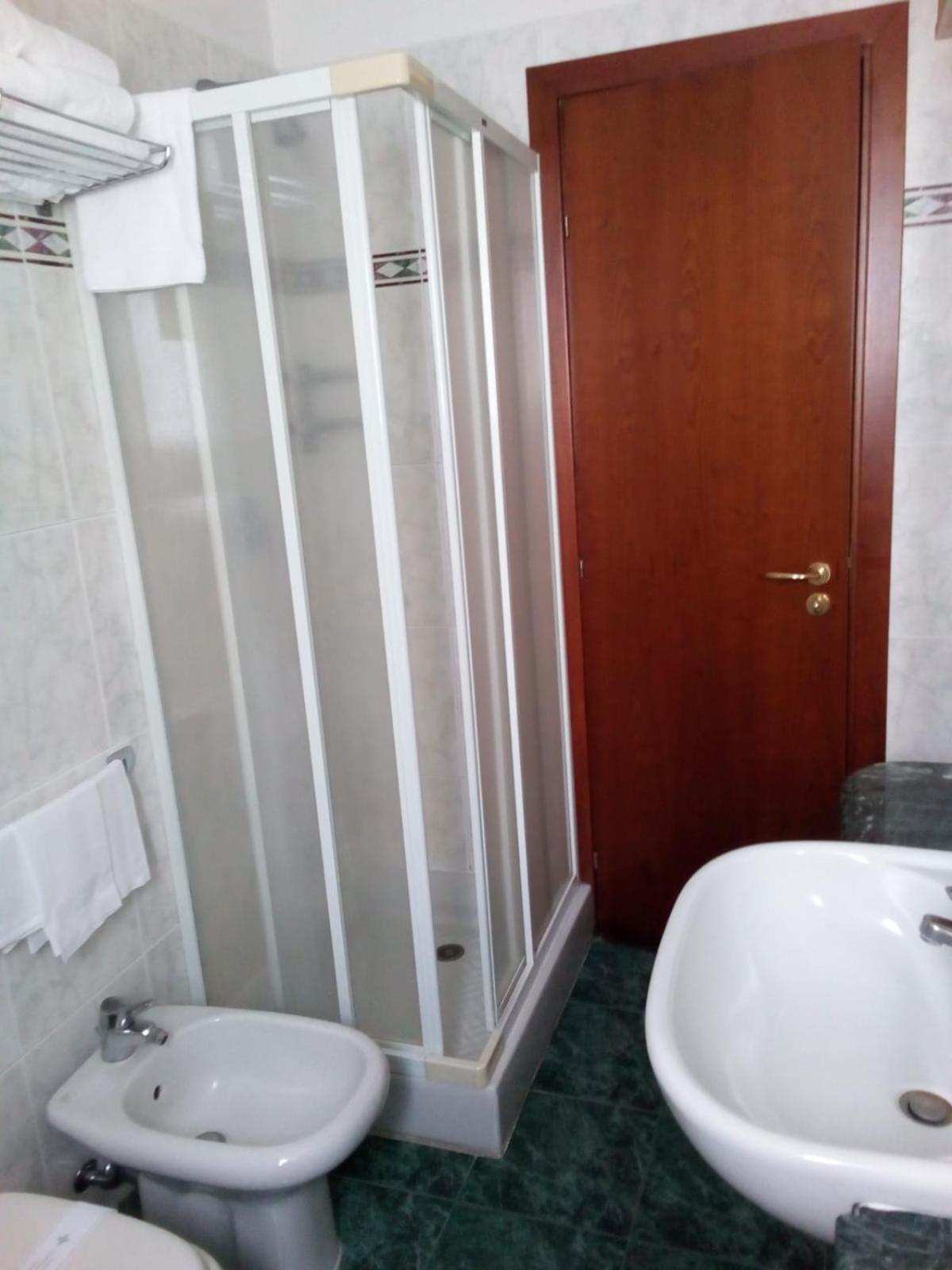 Double or Twin Room - Photo 4