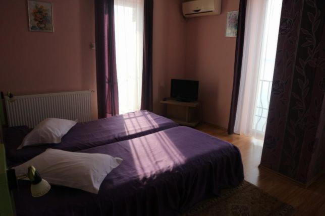 Twin Room with Private Bathroom photo 2