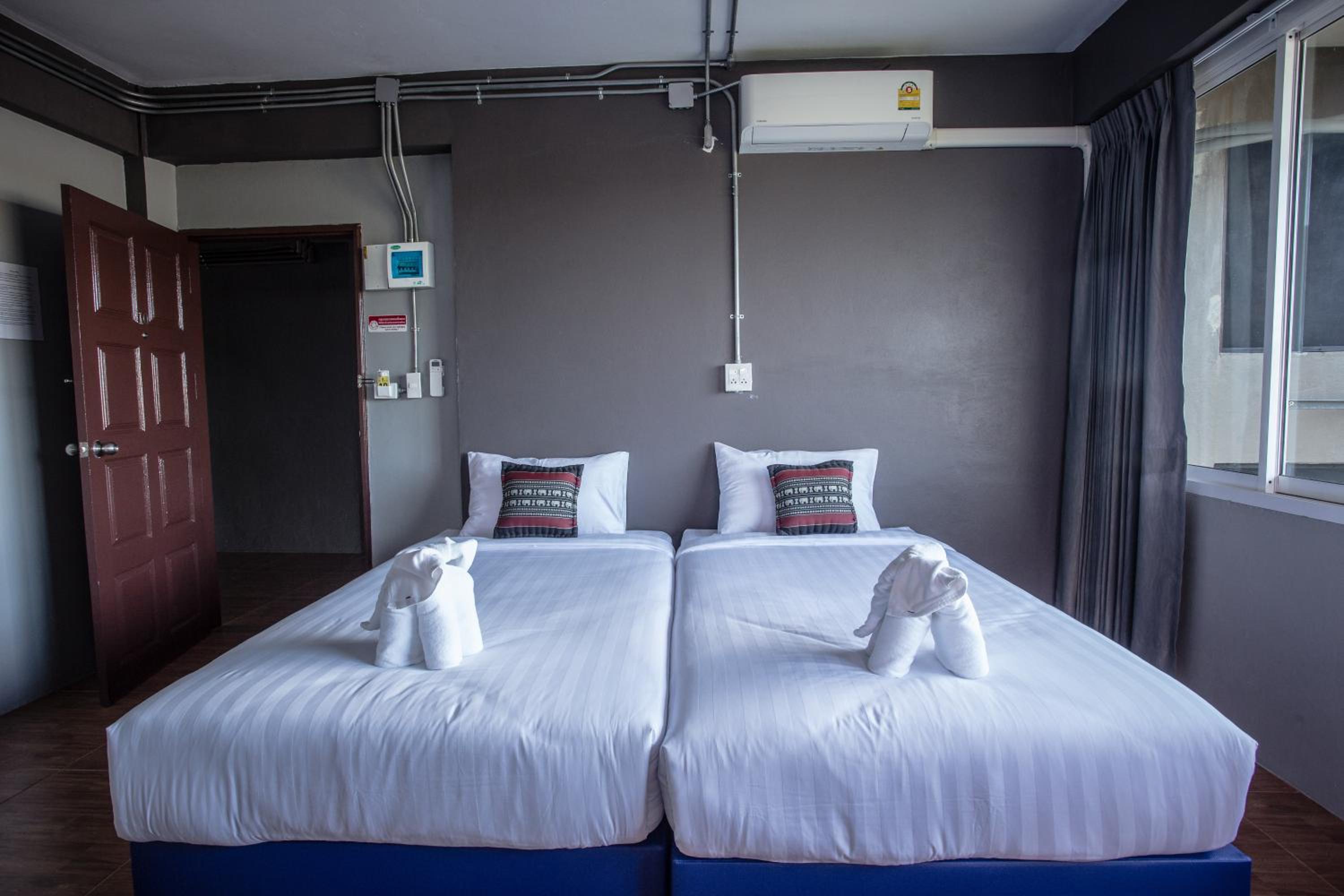 Twin Room - Photo 11