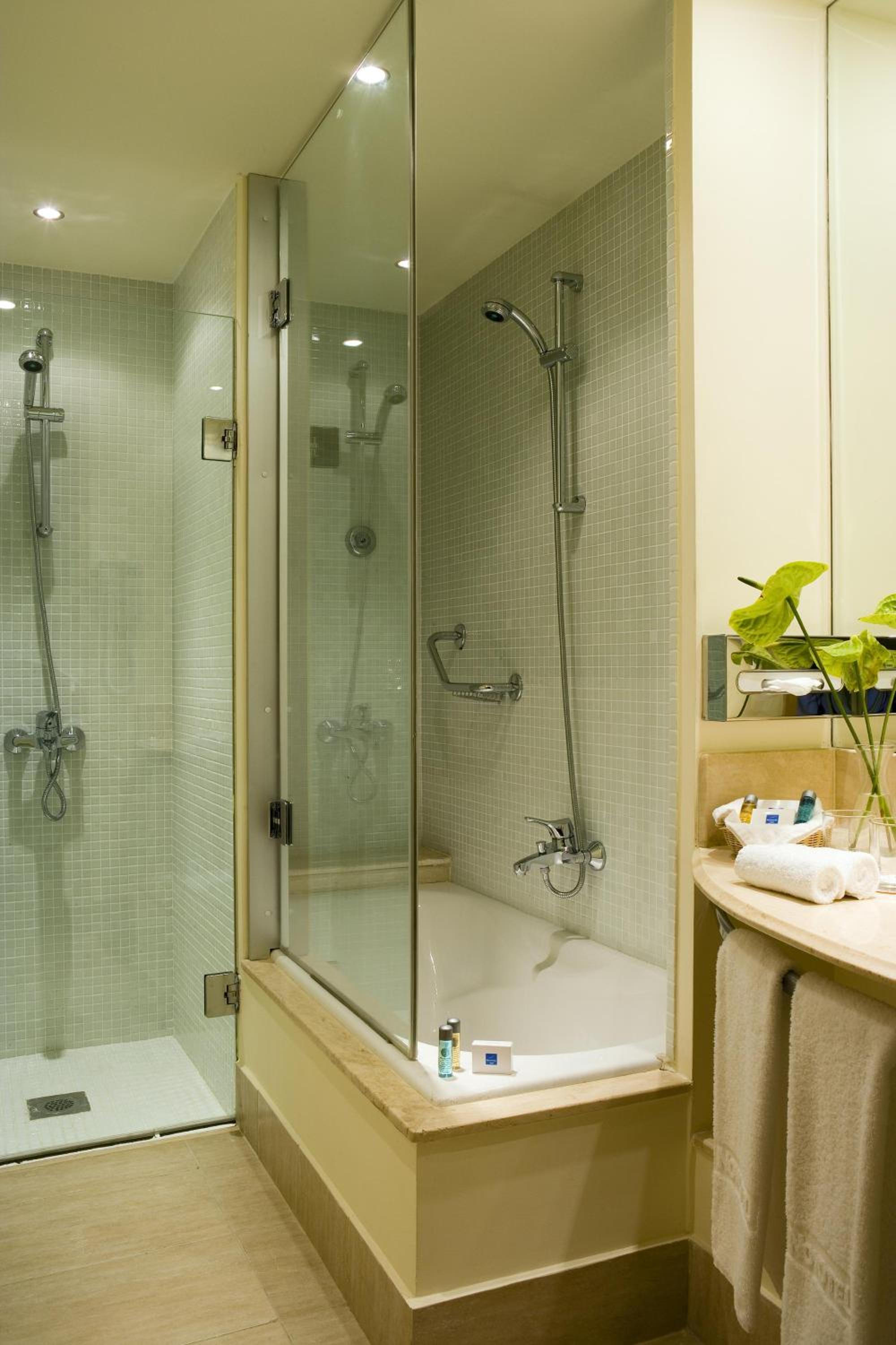 Deluxe Suite with One Double Bed and Balcony - Photo 7